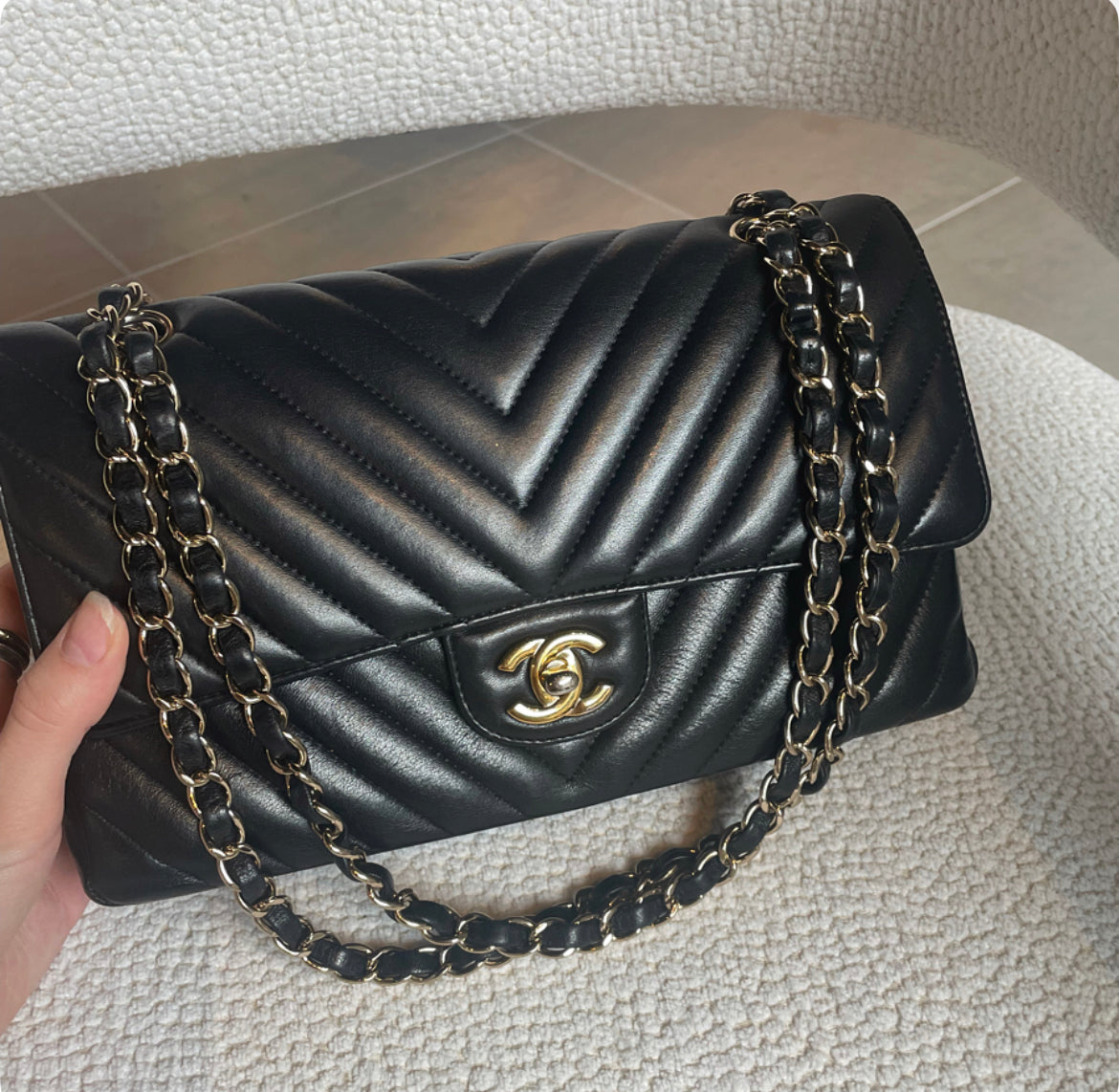 Chanel Classic Flap Bag - Medium - Chevron - Guld hardware