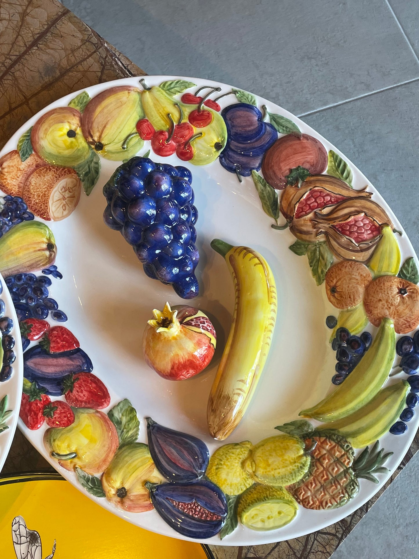 Stort fad m. frugtmotiv - Italiensk porcelæn