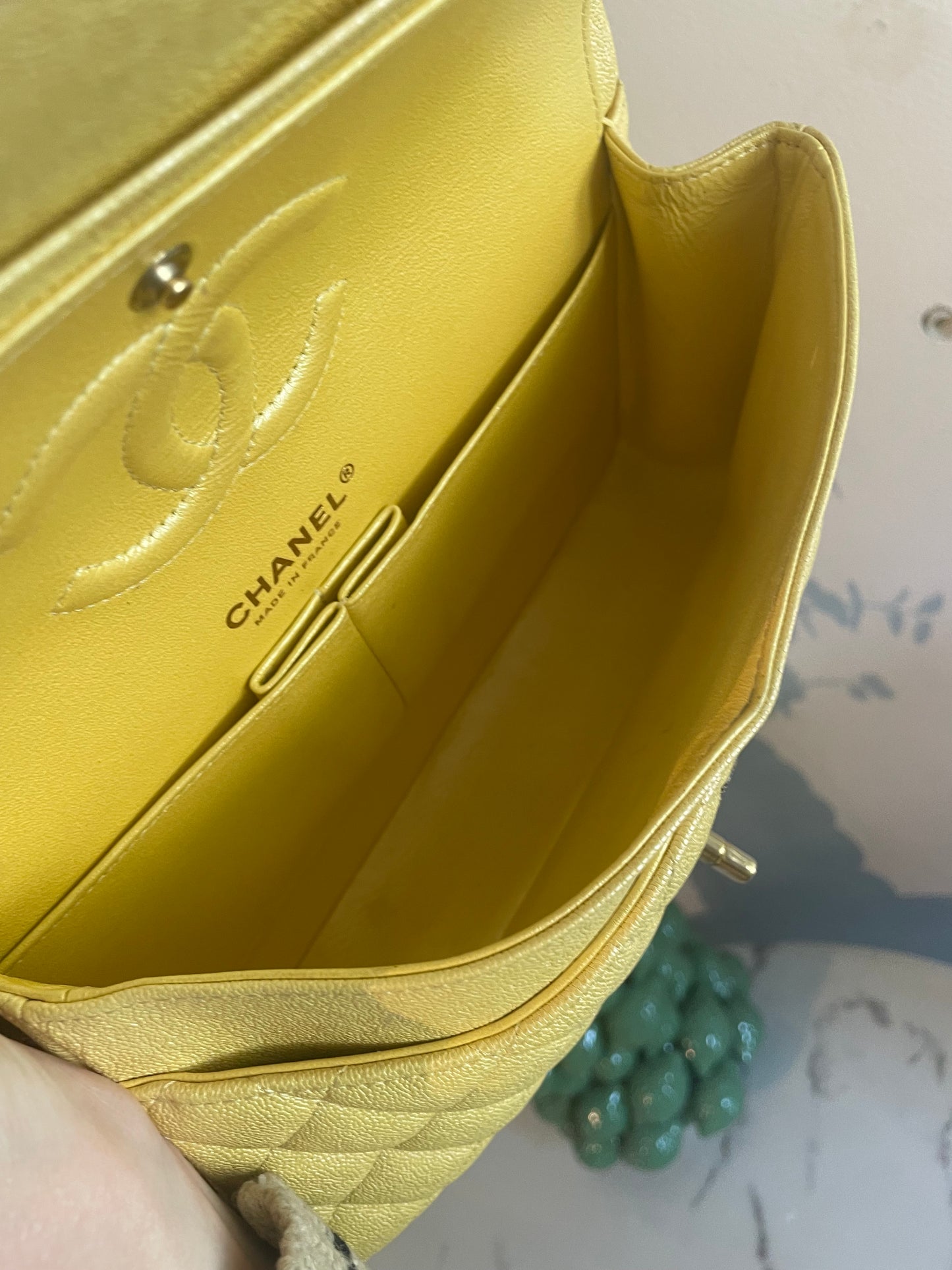 Chanel Classic Flap Bag - Medium - Limited Edition - Iridesent gul - Guld hardware