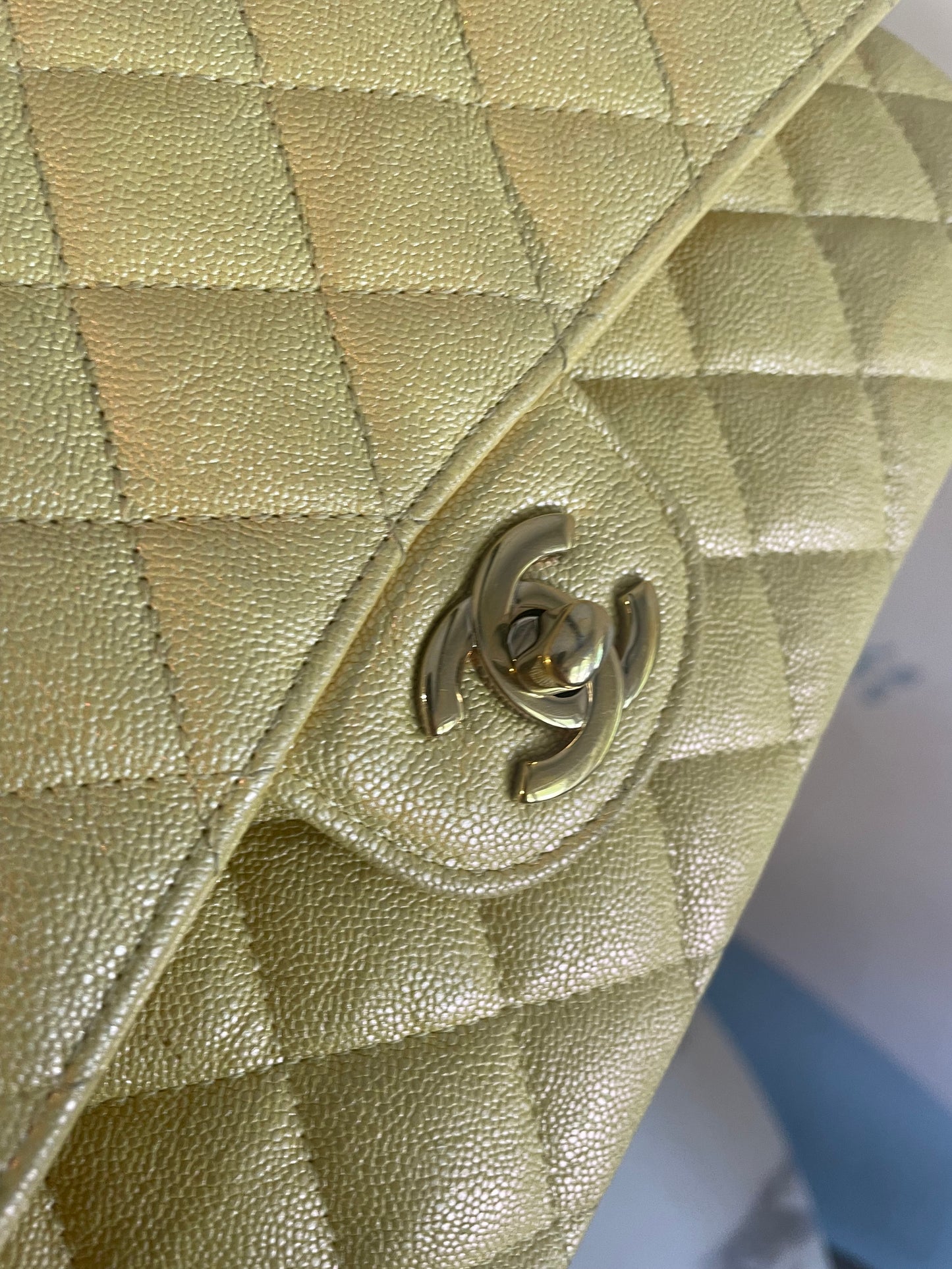 Chanel Classic Flap Bag - Medium - Limited Edition - Iridesent gul - Guld hardware