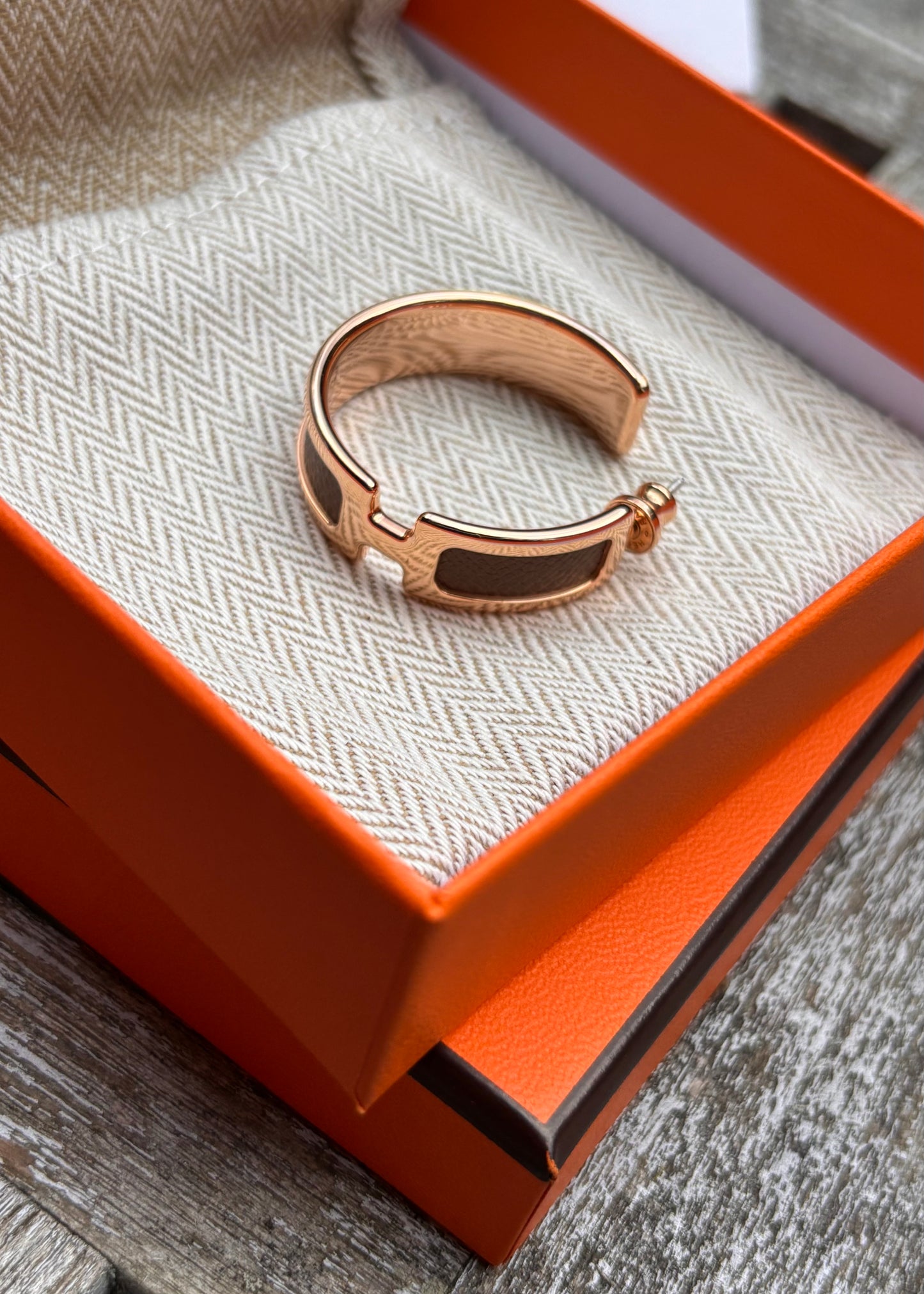 Hermès “Olympe” Øreringe – Guldbelagt med Madame Calfskin