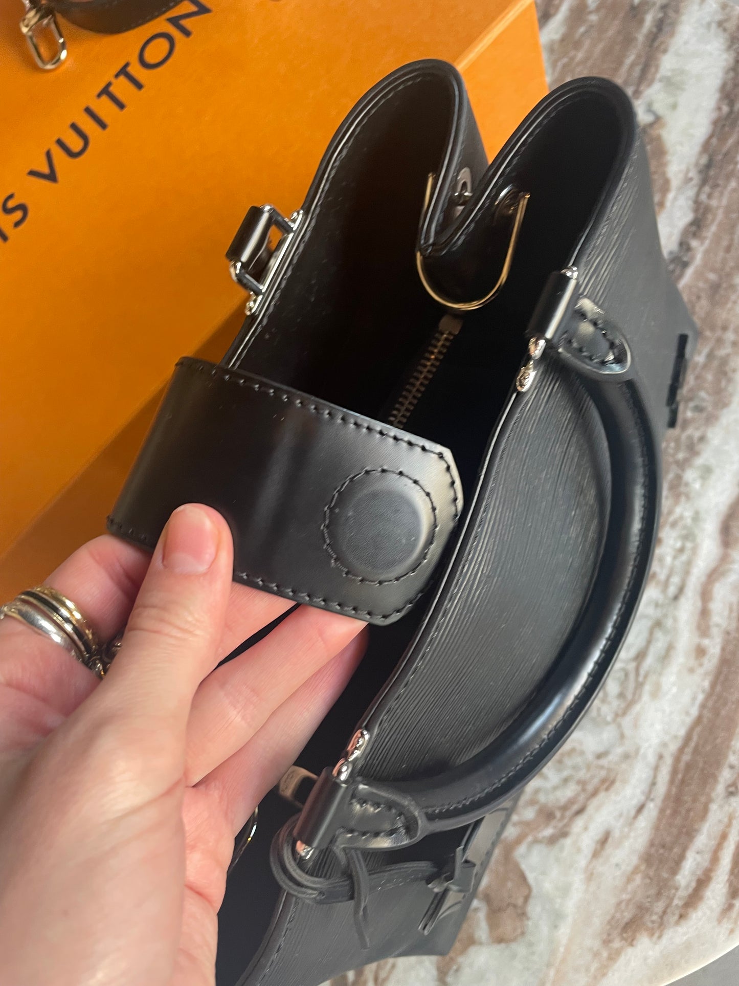 Louis Vuitton - Håndtaske med rem - Alt medfølger