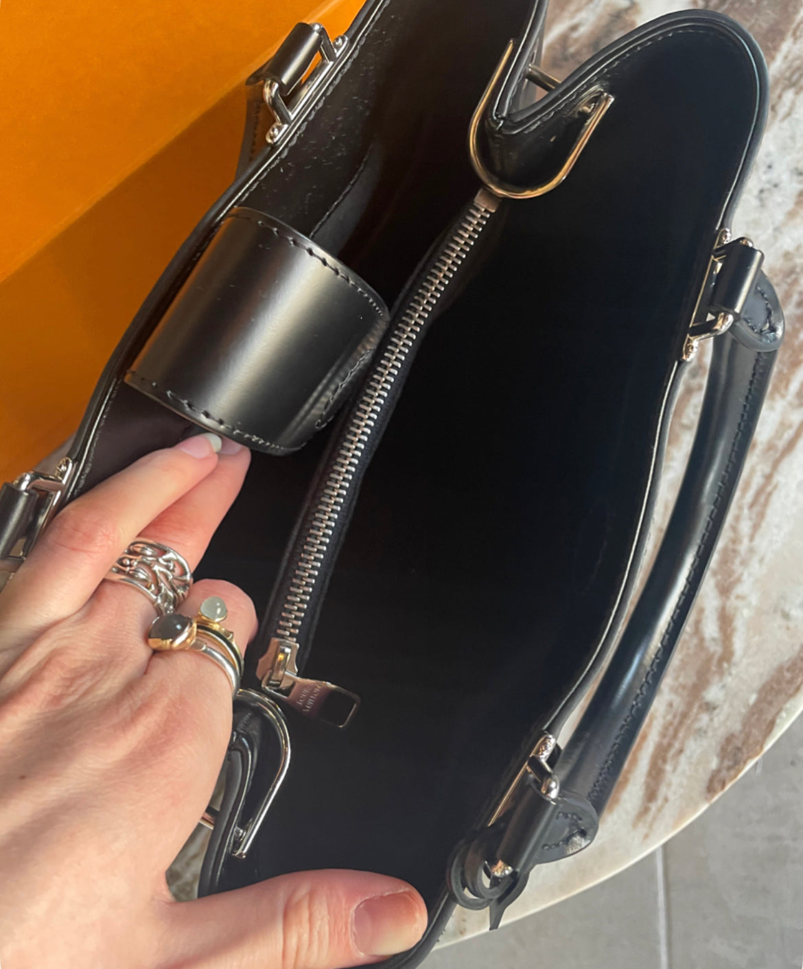 Louis Vuitton - Håndtaske med rem - Alt medfølger