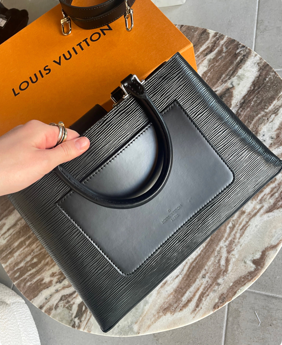 Louis Vuitton - Håndtaske med rem - Alt medfølger