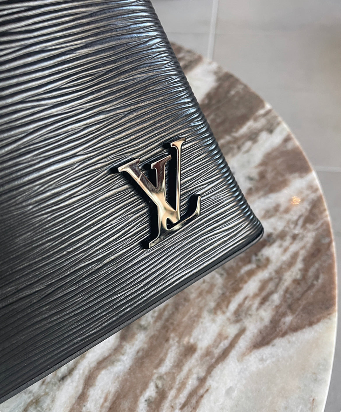 Louis Vuitton - Håndtaske med rem - Alt medfølger