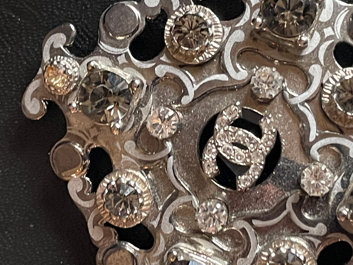 Broche - 7 x 7 cm - smuk stensætning