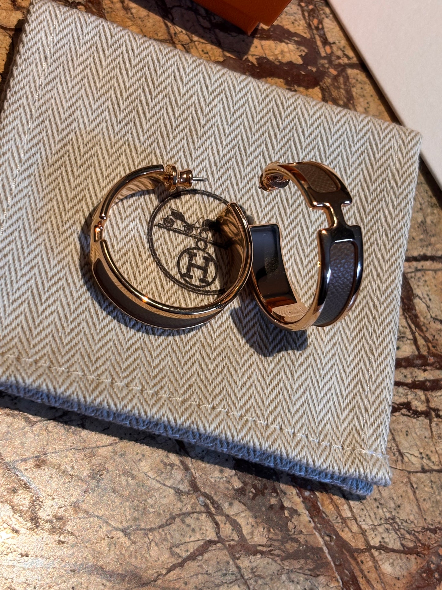 Hermès “Olympe” Øreringe – Guldbelagt med Madame Calfskin