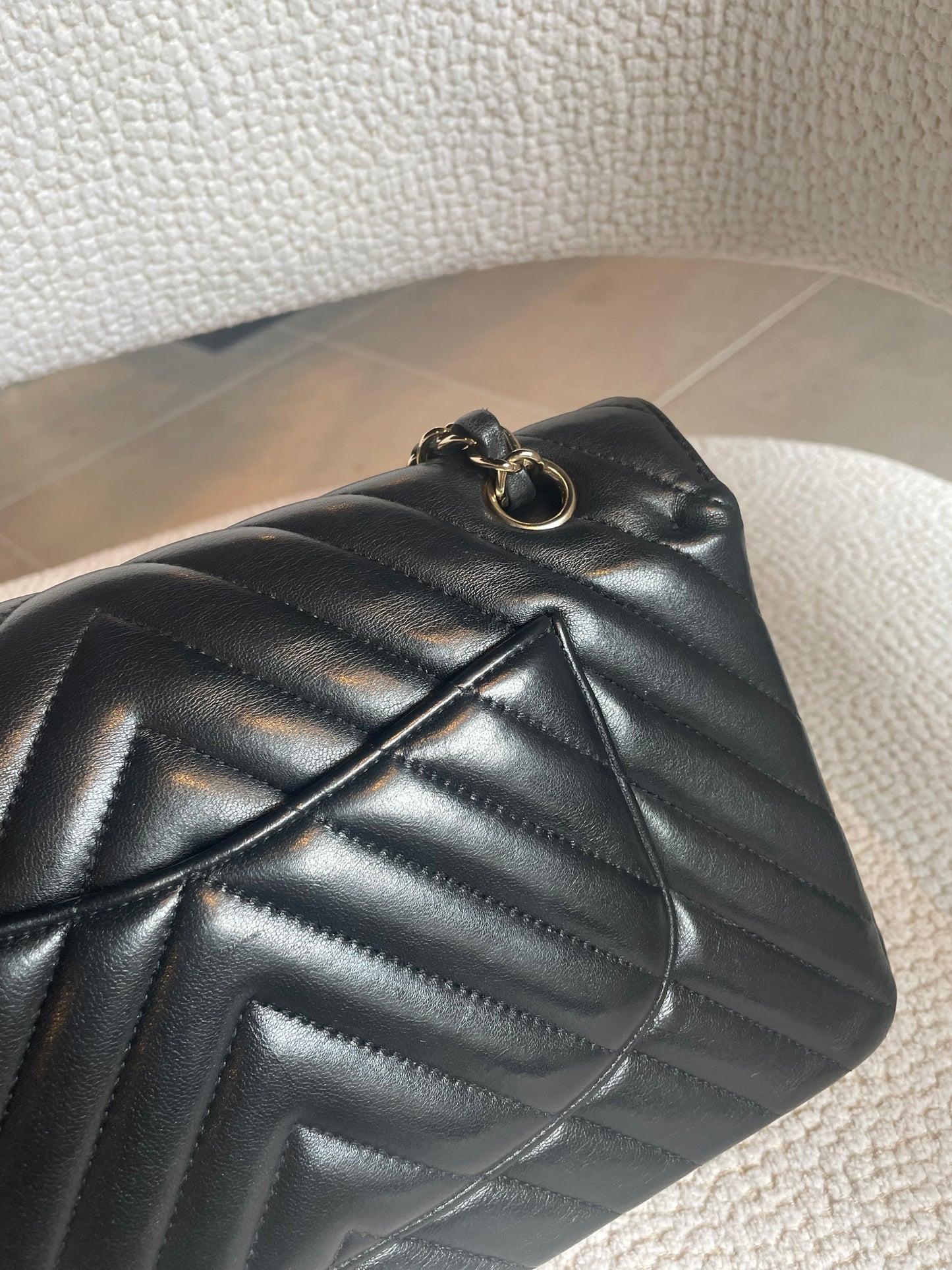 Chanel Classic Flap Bag - Medium - Chevron - Guld hardware