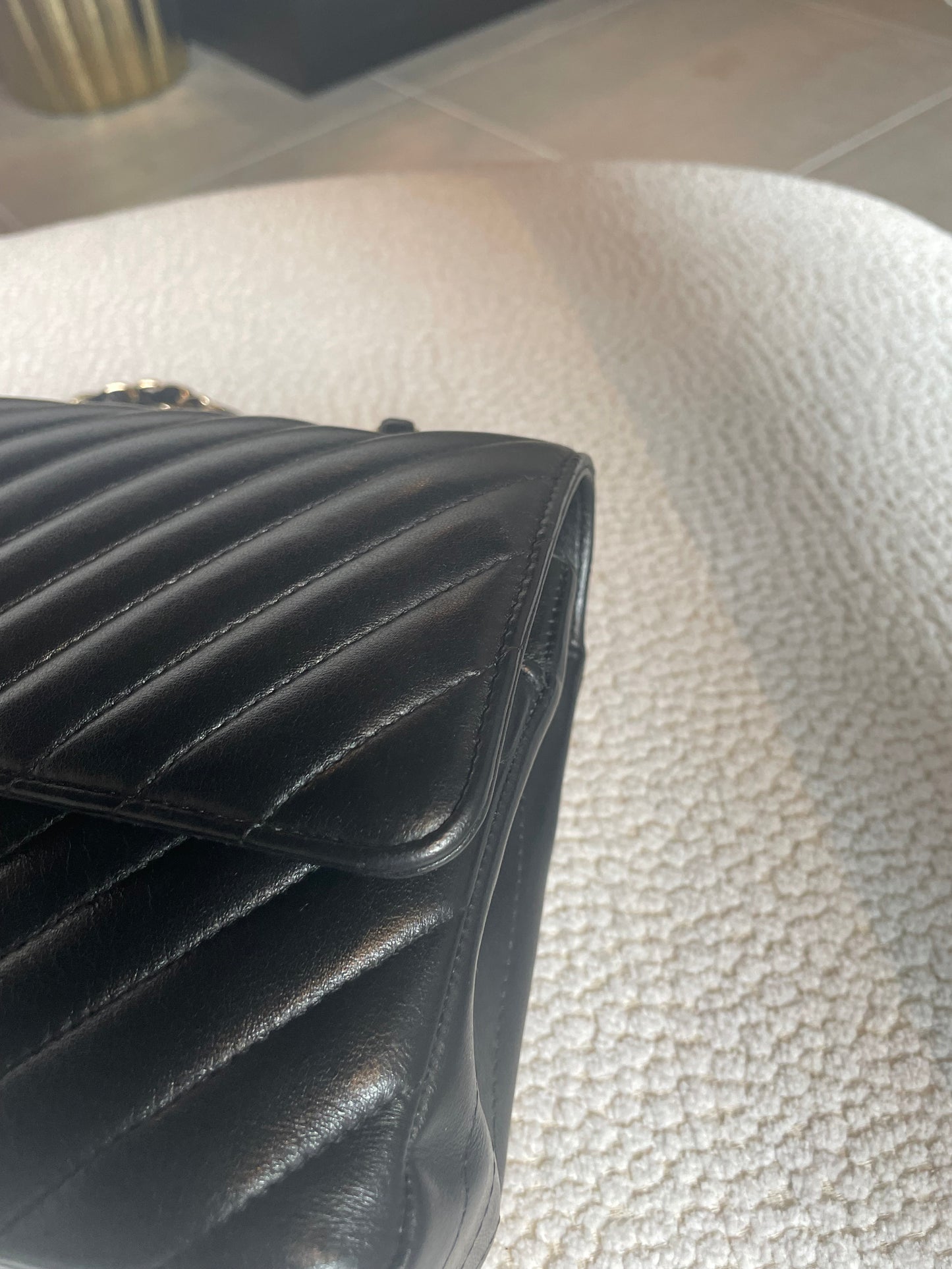 Chanel Classic Flap Bag - Medium - Chevron - Guld hardware