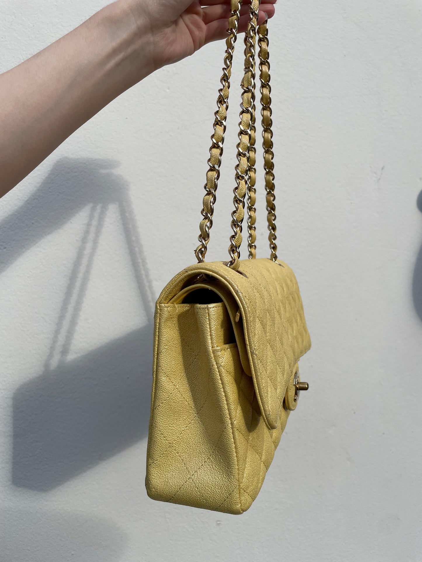 Chanel Classic Flap Bag - Medium - Limited Edition - Iridesent gul - Guld hardware