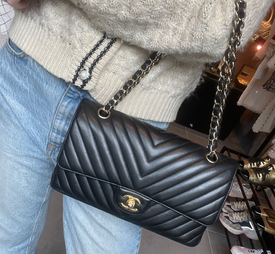 Chanel Classic Flap Bag - Medium - Chevron - Guld hardware