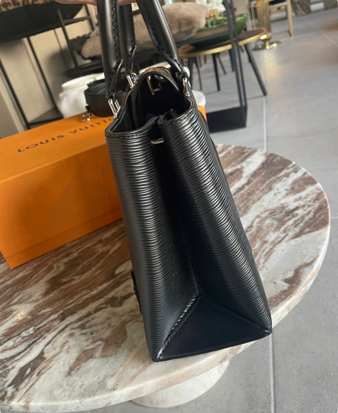 Louis Vuitton - Håndtaske med rem - Alt medfølger