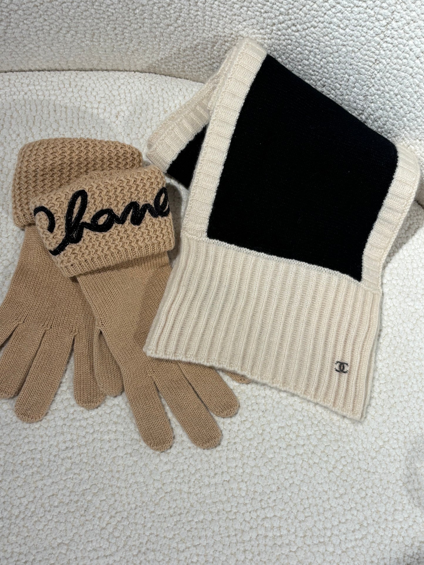 Chanel Gloves – Cashmere & Sequin Logo in Beige & Black - Size S