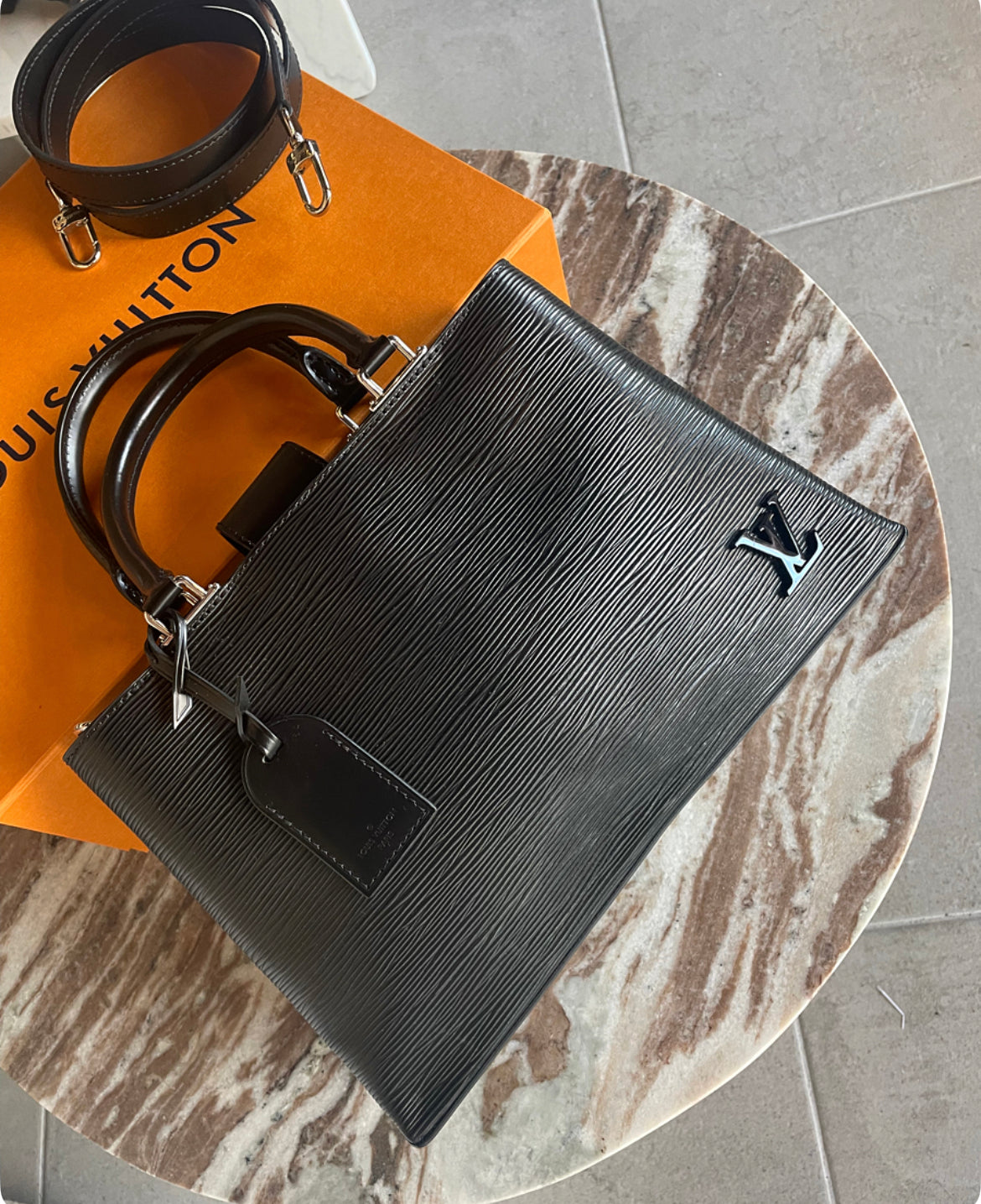 Louis Vuitton - Håndtaske med rem - Alt medfølger