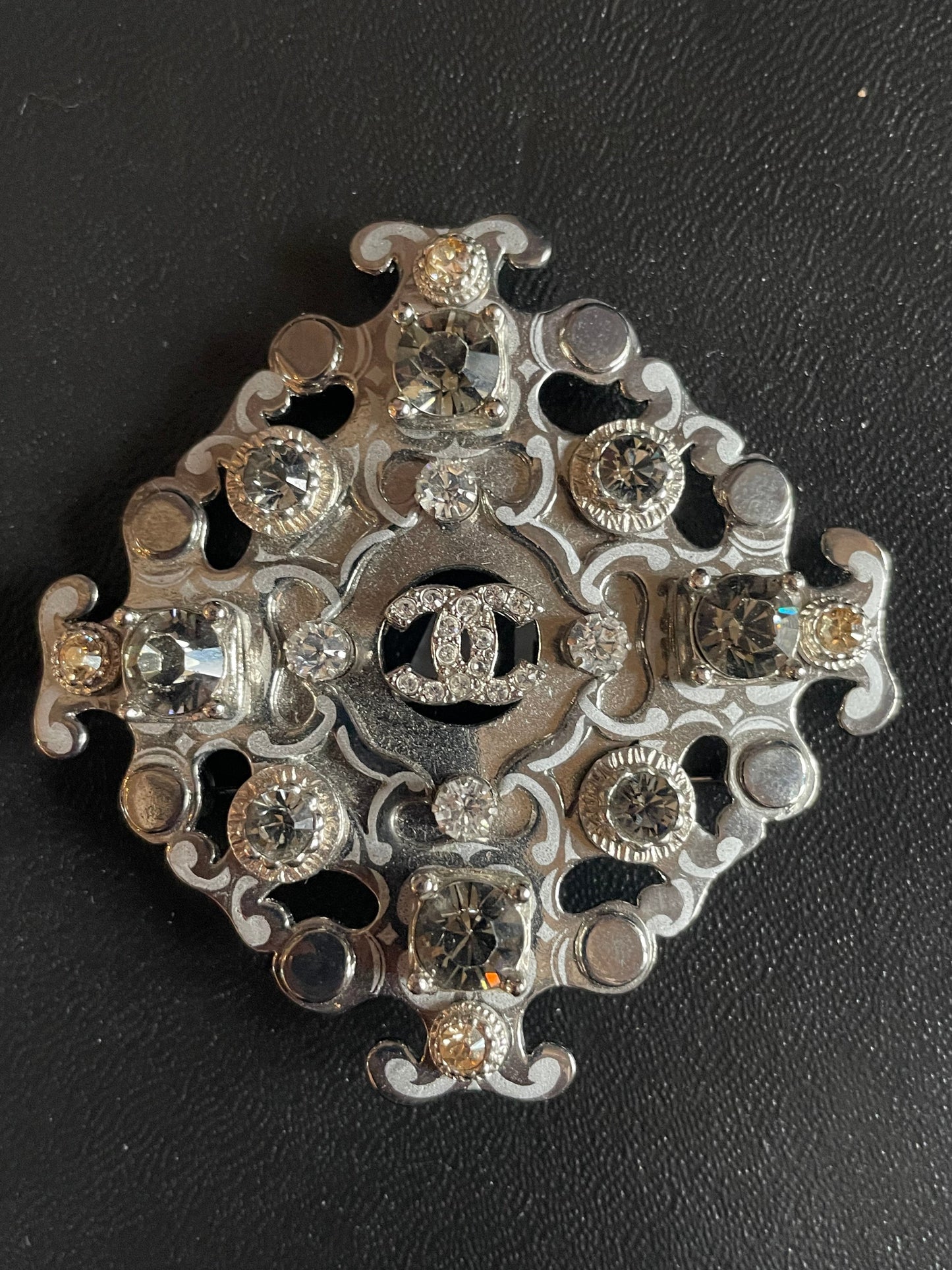 Broche - 7 x 7 cm - smuk stensætning