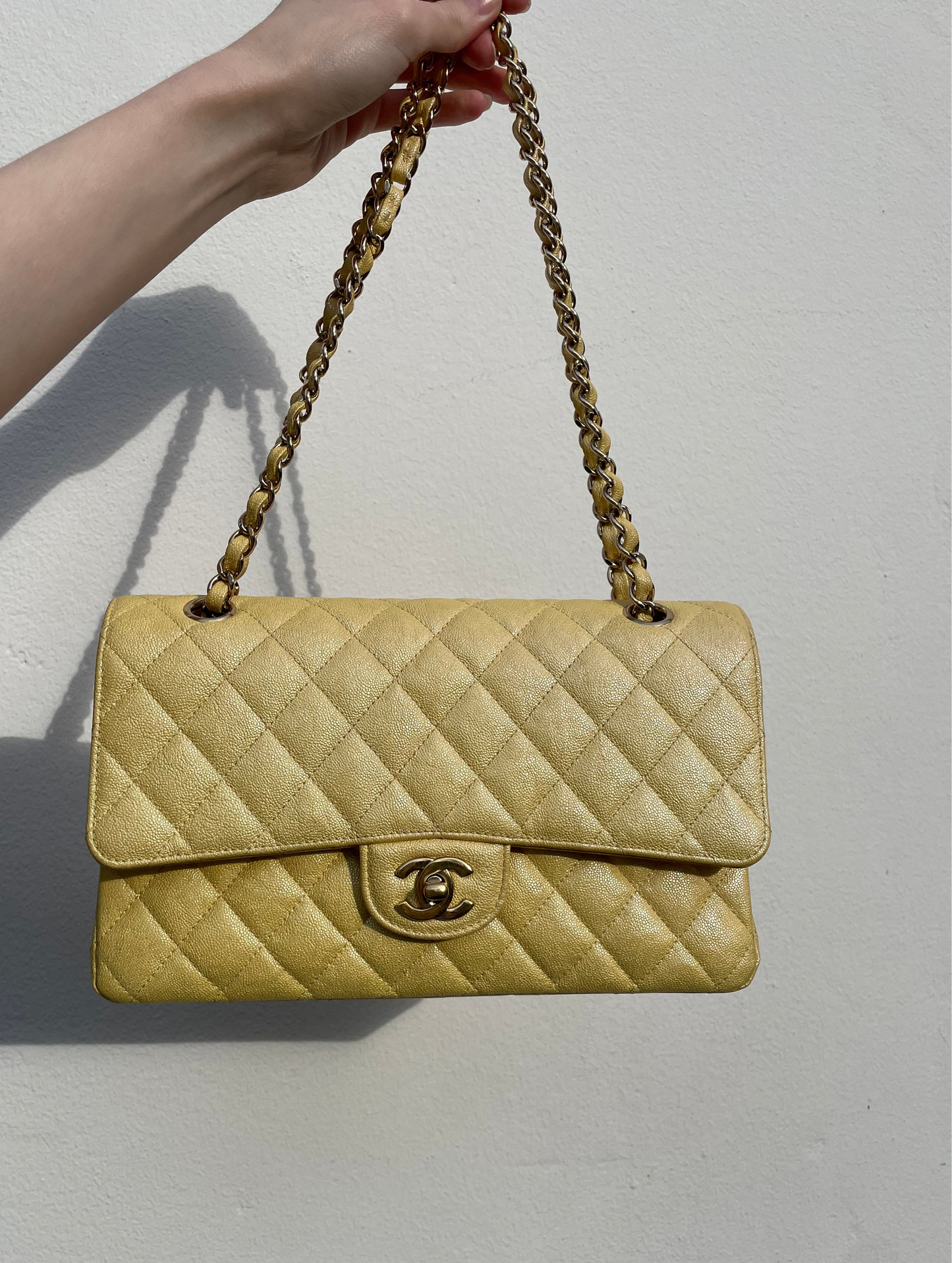 Chanel Classic Flap Bag - Medium - Limited Edition - Iridesent gul - Guld hardware