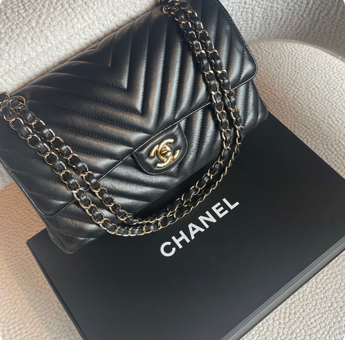 Chanel Classic Flap Bag - Medium - Chevron - Guld hardware