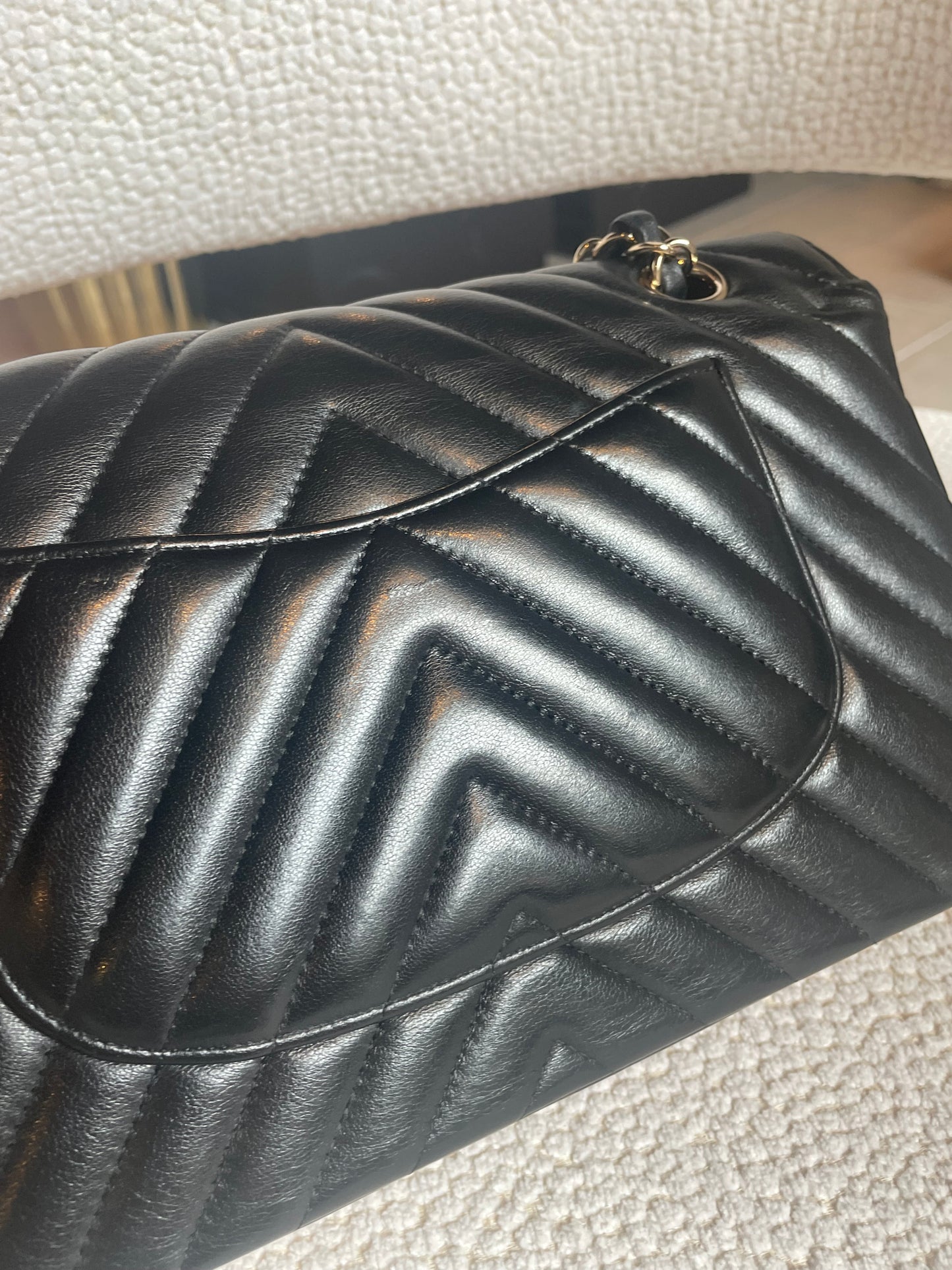 Chanel Classic Flap Bag - Medium - Chevron - Guld hardware