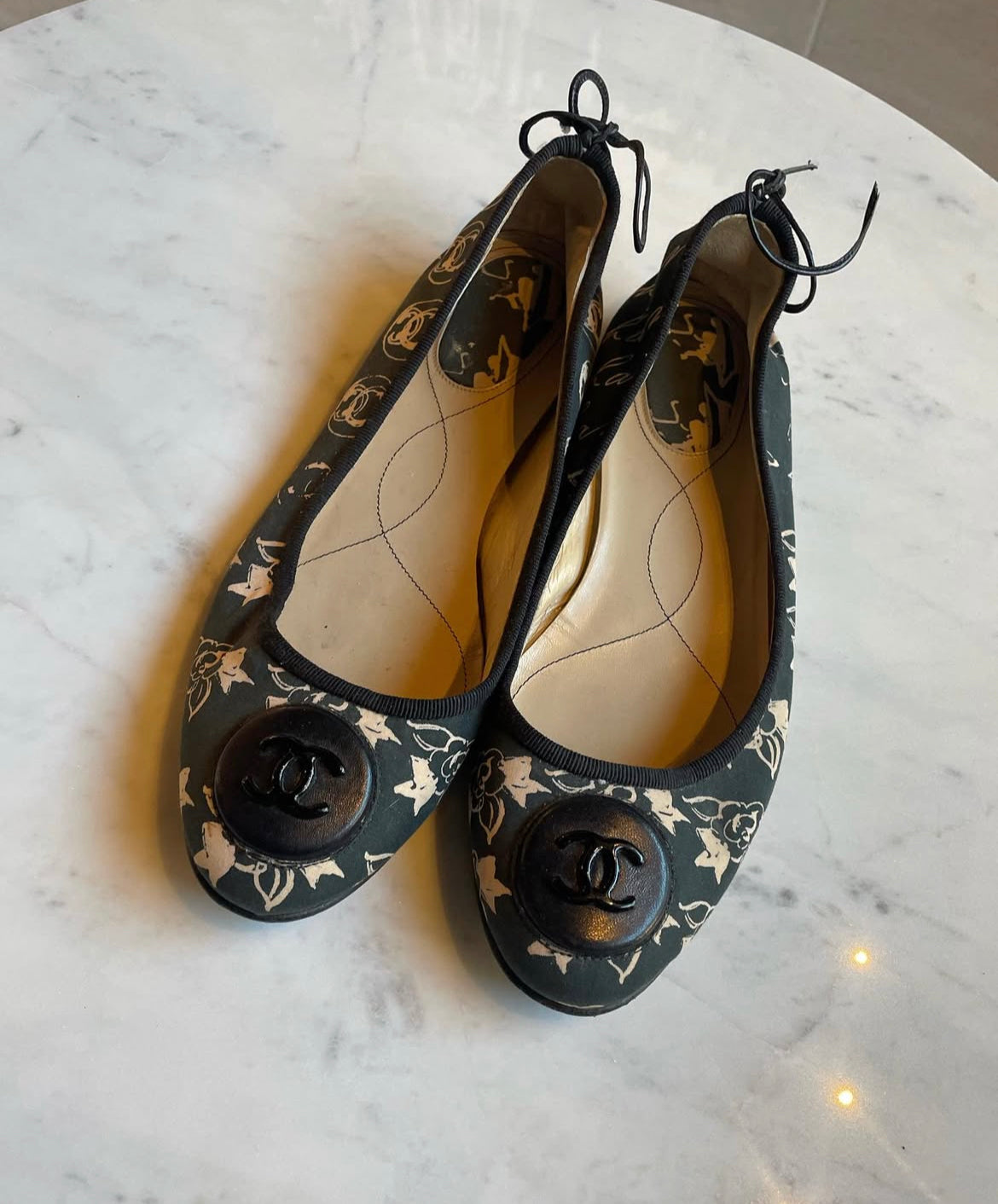 Chanel - Ballerinaer - Sort canvas med creme logoskrift og sort logo-emblem