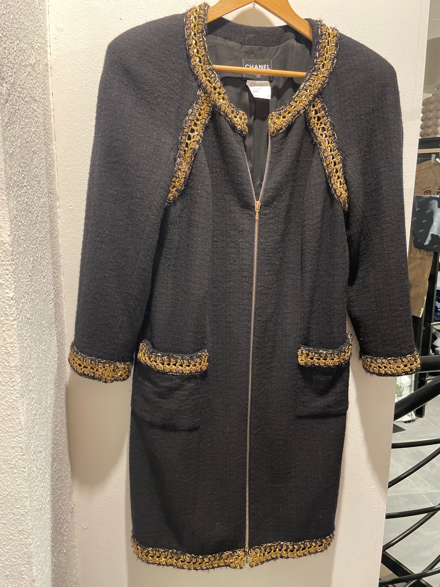 Chanel – Boucle dress / jacket - black & gold - EU 44