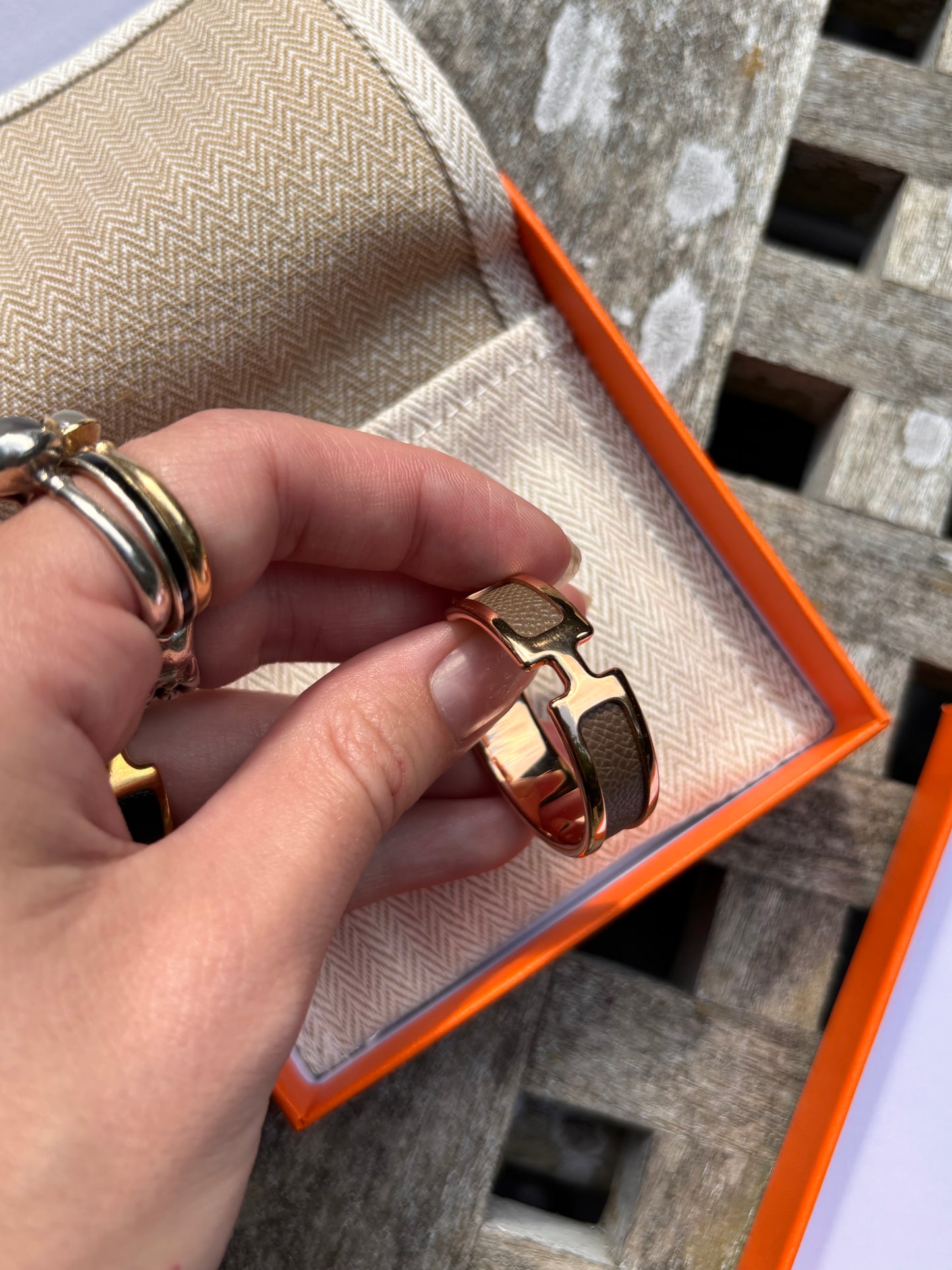 Hermès “Olympe” Øreringe – Guldbelagt med Madame Calfskin