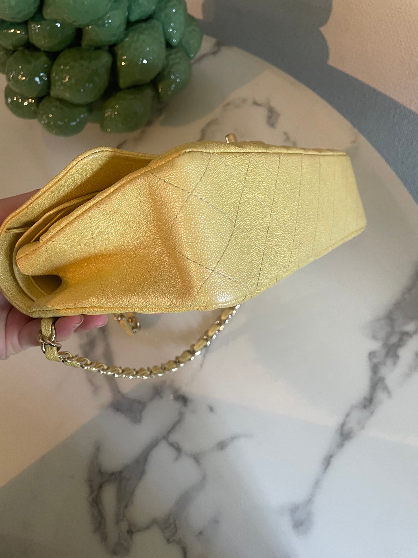 Chanel Classic Flap Bag - Medium - Limited Edition - Iridesent gul - Guld hardware