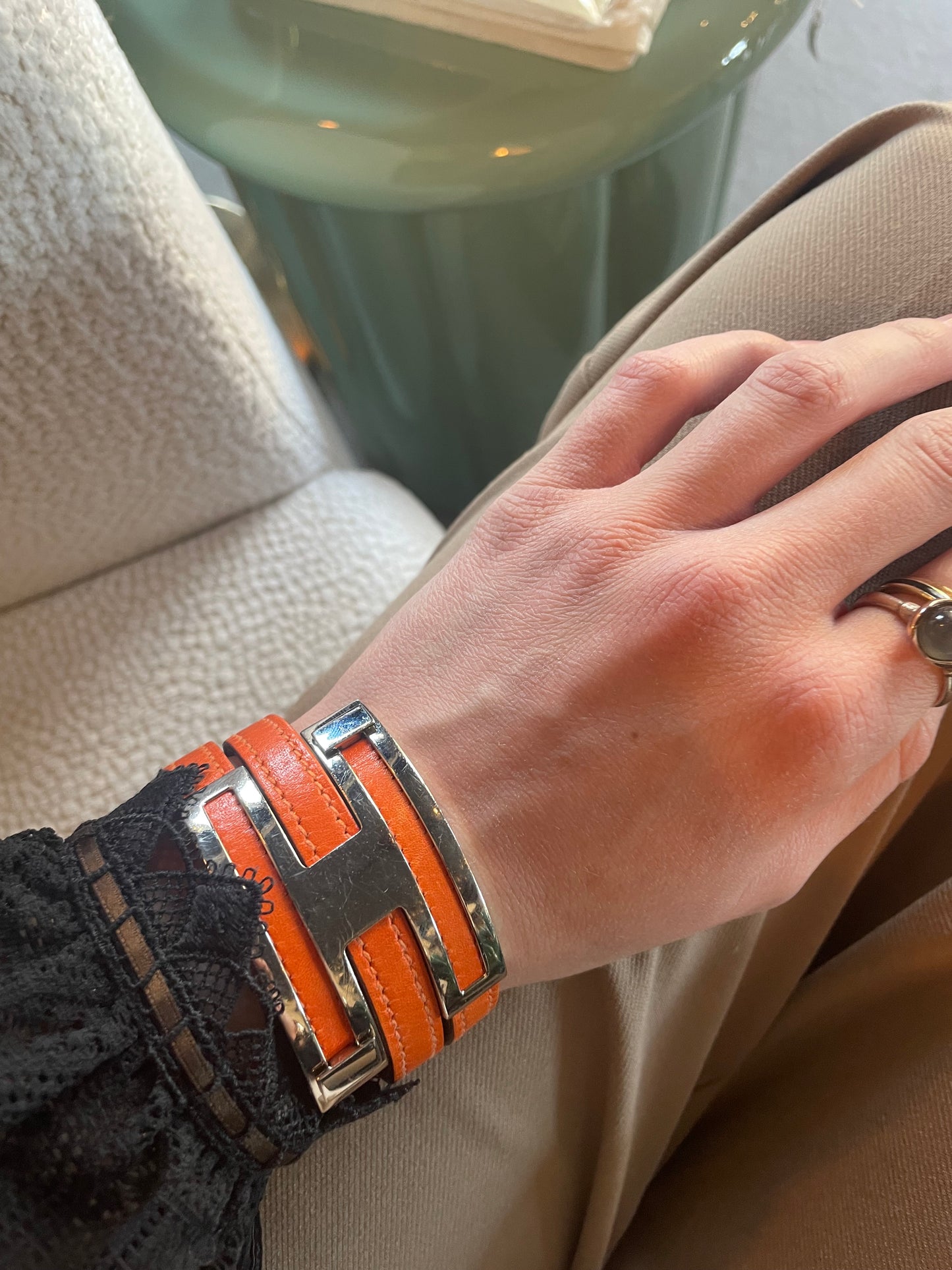 Hermés - fleksibelt H-armbånd - orange & sølv