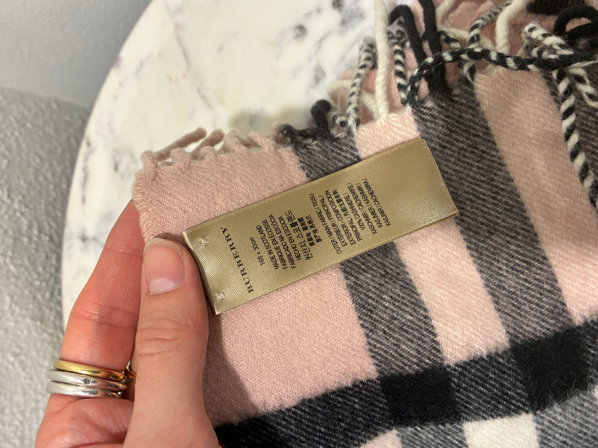 Burberry — Classic Scarf in 100% Pure Cashmere - Soft pink