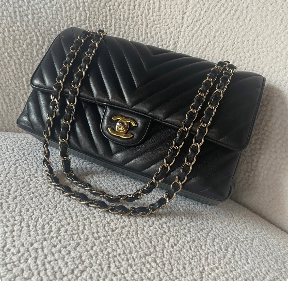 Chanel Classic Flap Bag - Medium - Chevron - Guld hardware
