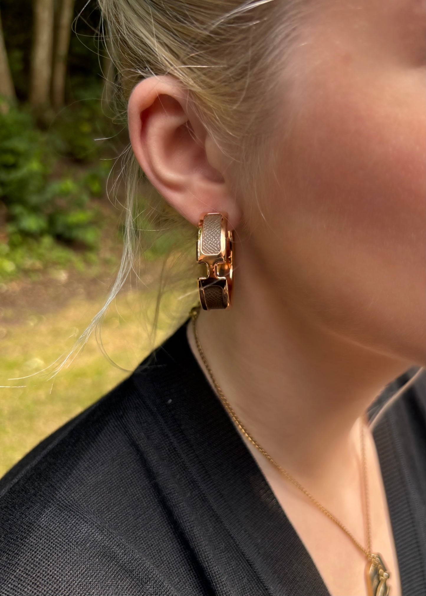 Hermès “Olympe” Øreringe – Guldbelagt med Madame Calfskin