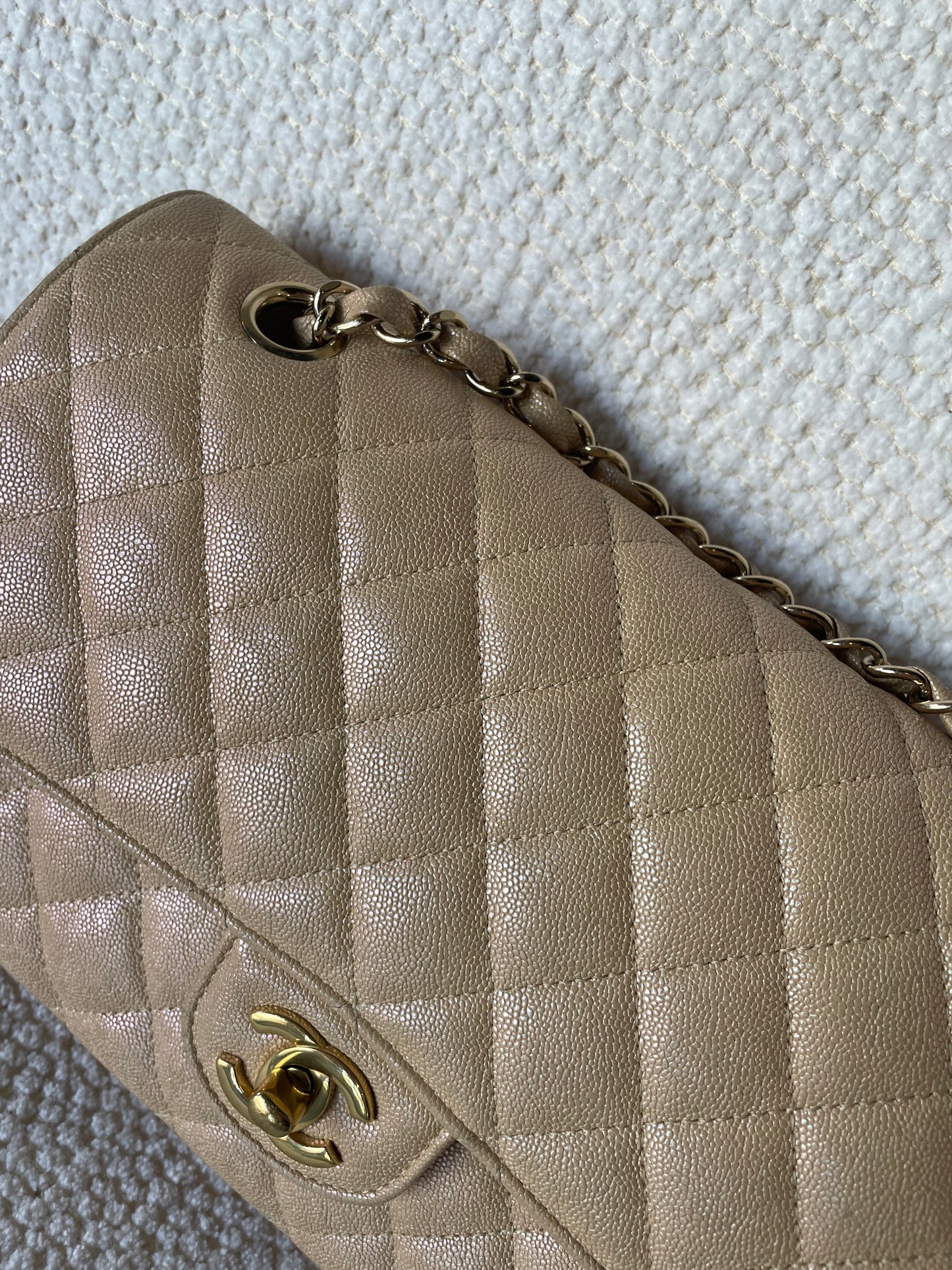 Chanel Classic Flap Bag - Medium - Limited Edition - Iridescent beige - Guld hardware