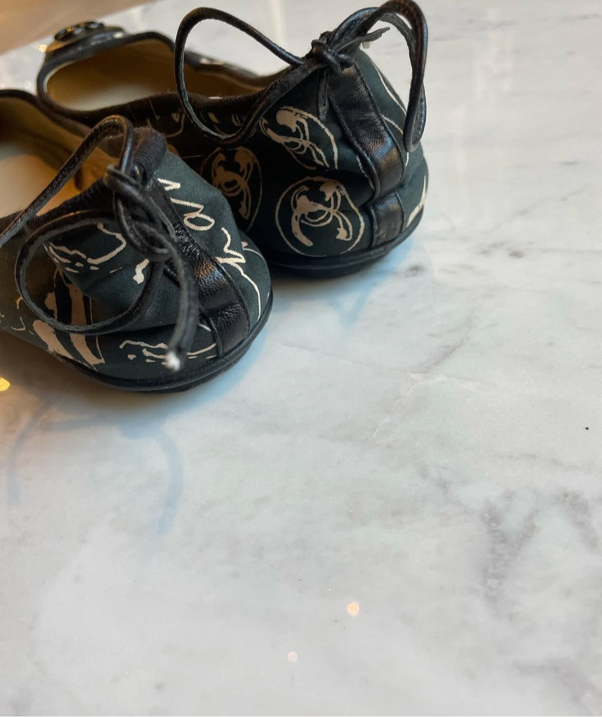 Chanel - Ballerinaer - Sort canvas med creme logoskrift og sort logo-emblem