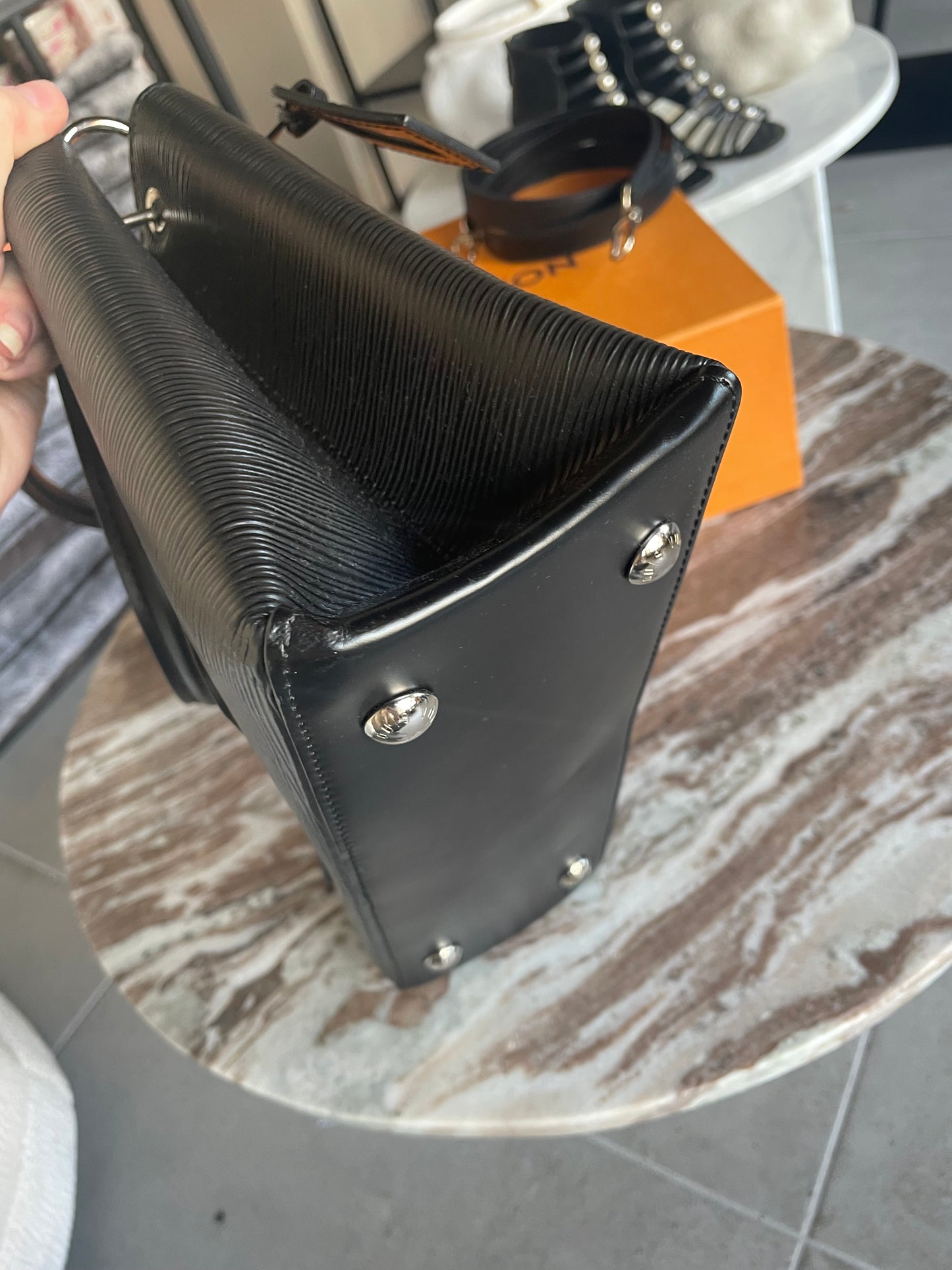 Louis Vuitton - Håndtaske med rem - Alt medfølger
