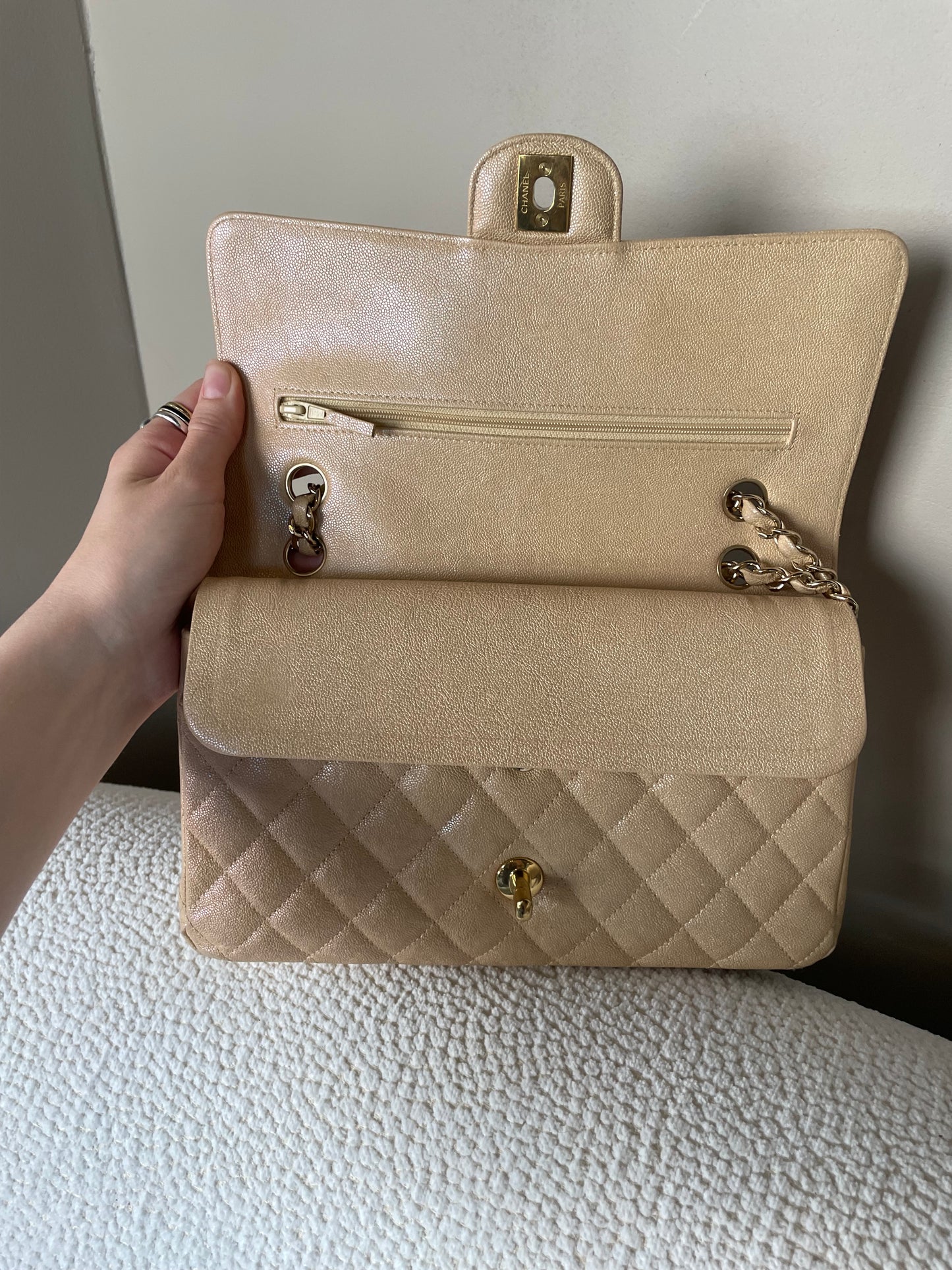 Chanel Classic Flap Bag - Medium - Limited Edition - Iridescent beige - Guld hardware