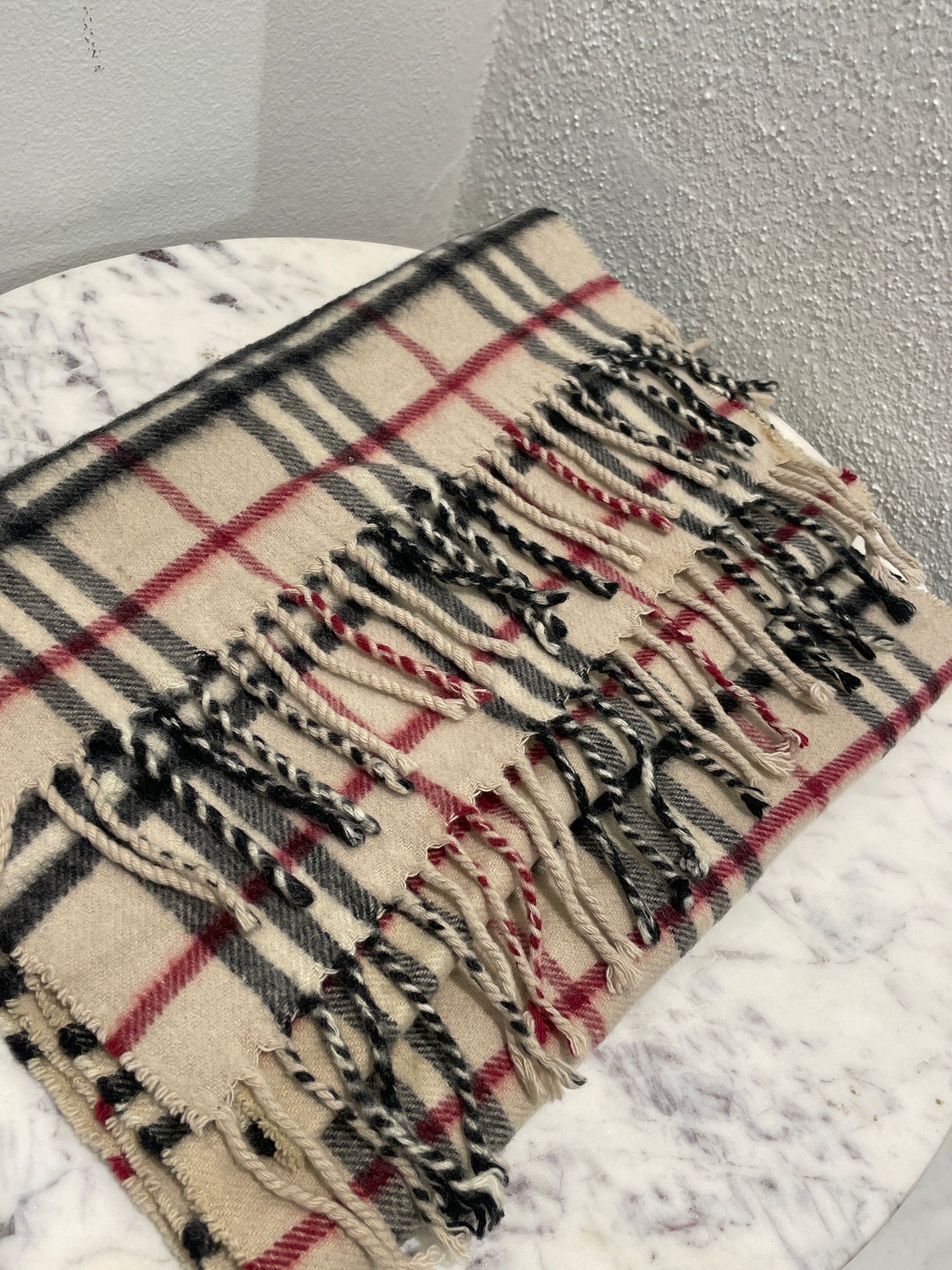 Burberry — Classic Scarf in 100% Pure Cashmere