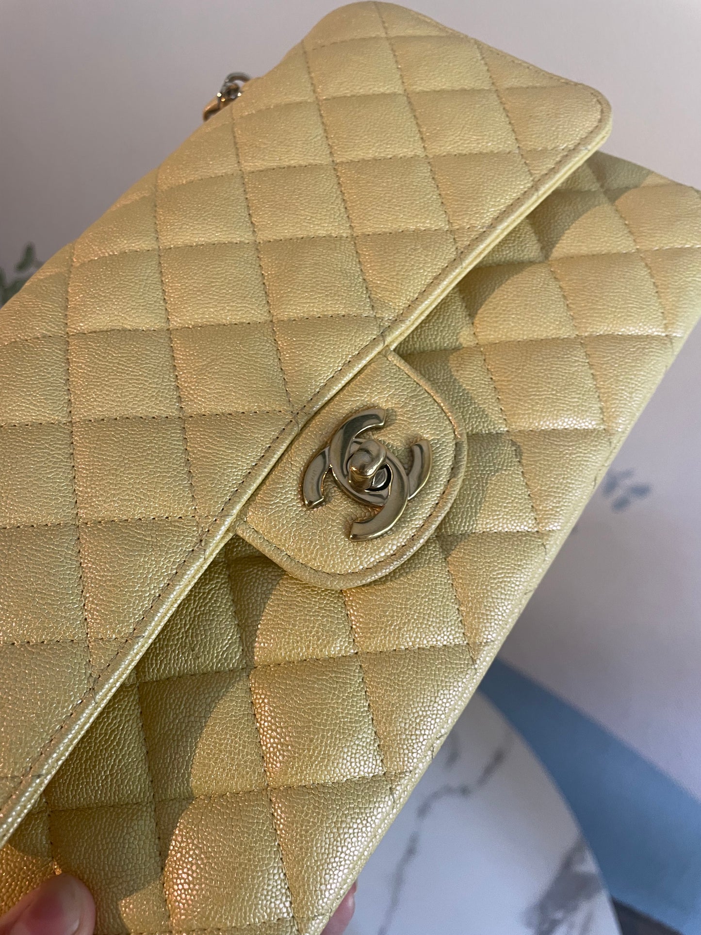 Chanel Classic Flap Bag - Medium - Limited Edition - Iridesent gul - Guld hardware