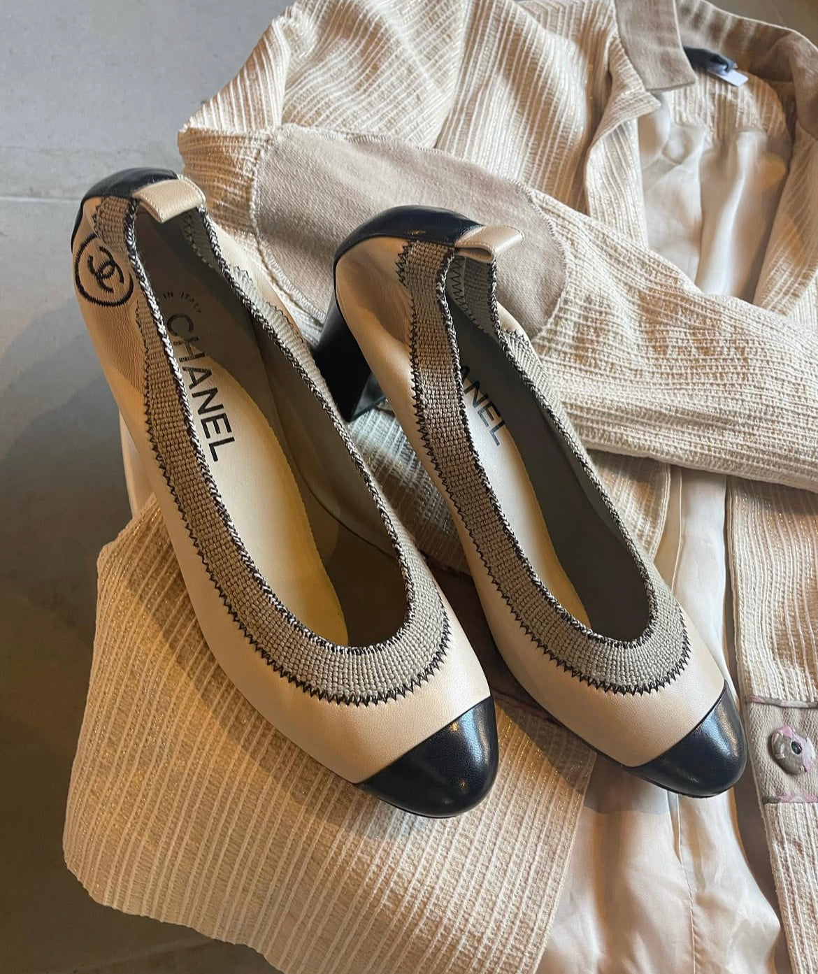 Chanel - Pumps med elastisk fod og CC logo - Beige & sort