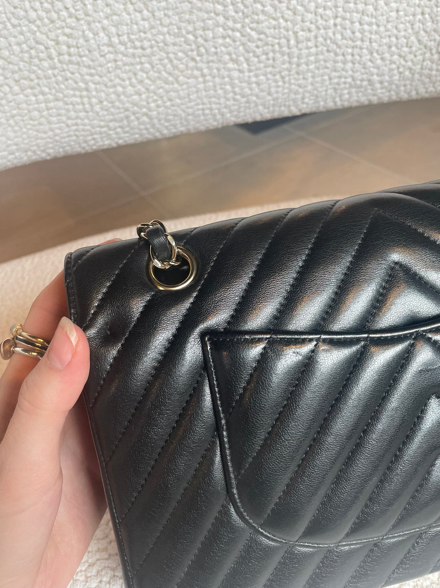 Chanel Classic Flap Bag - Medium - Chevron - Guld hardware