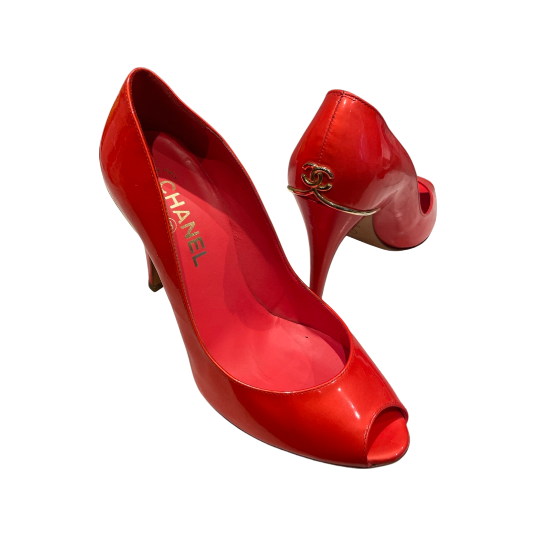 Chanel - CC stilet - Open toe - Patentlæder - Koralrød