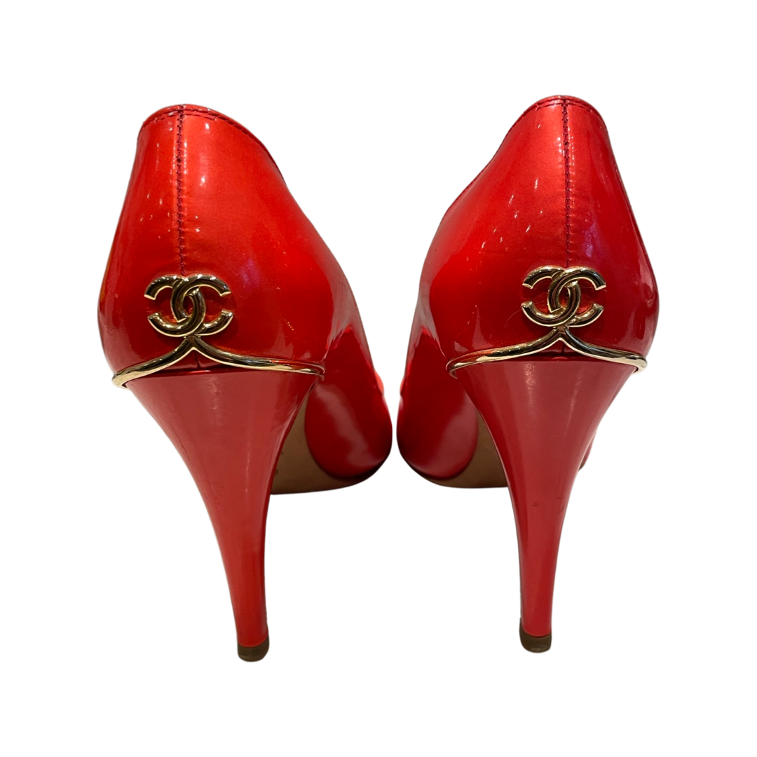 Chanel - CC stilet - Open toe - Patentlæder - Koralrød