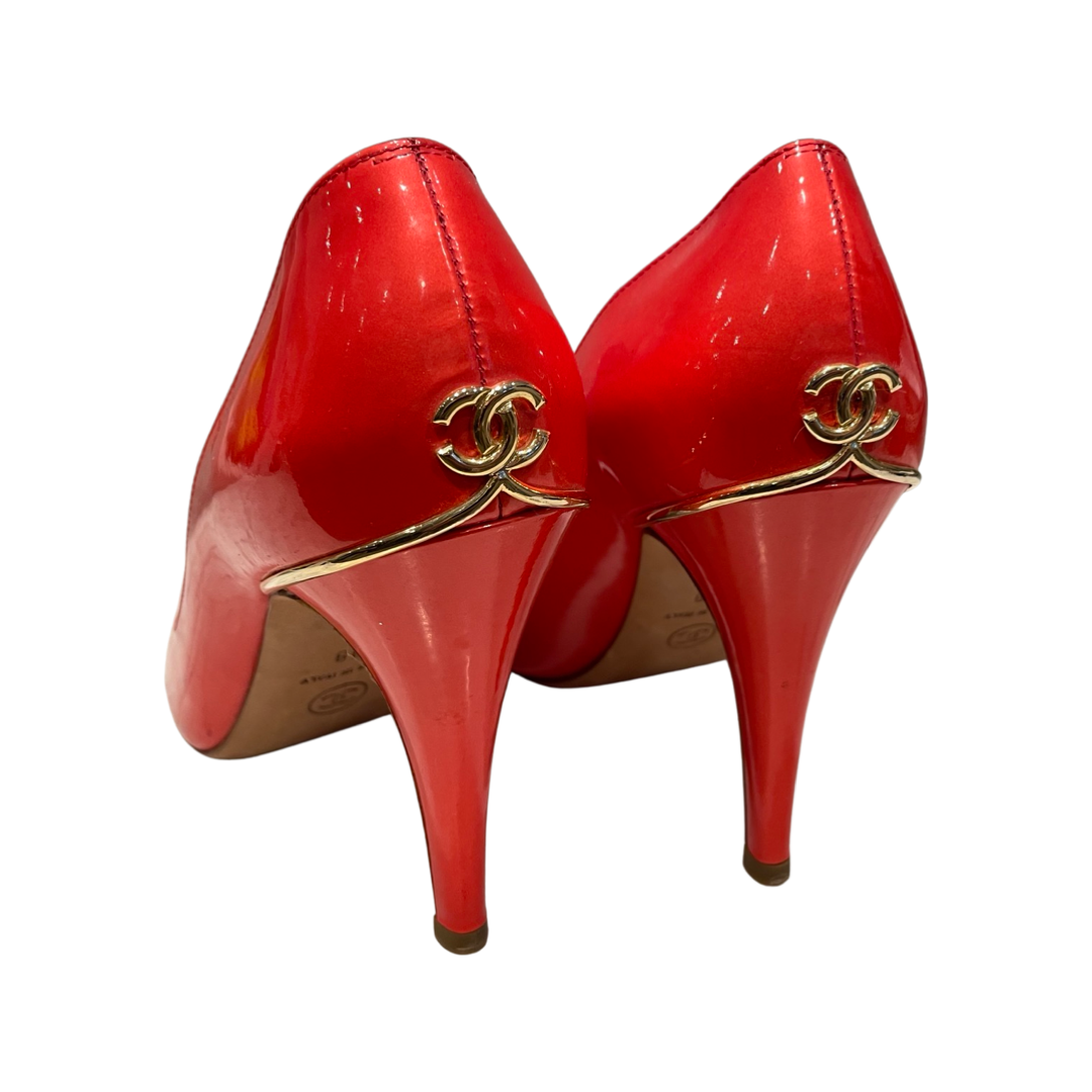 Chanel - CC stilet - Open toe - Patentlæder - Koralrød