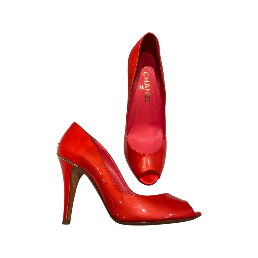 Chanel - CC stilet - Open toe - Patentlæder - Koralrød