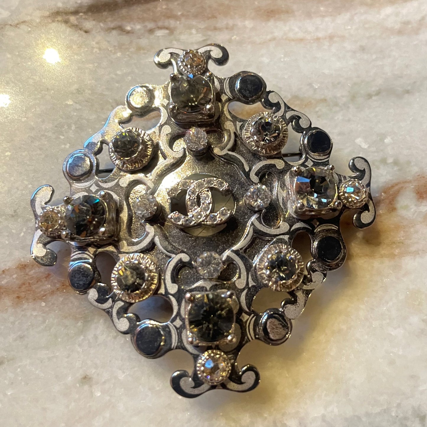 Broche - 7 x 7 cm - smuk stensætning