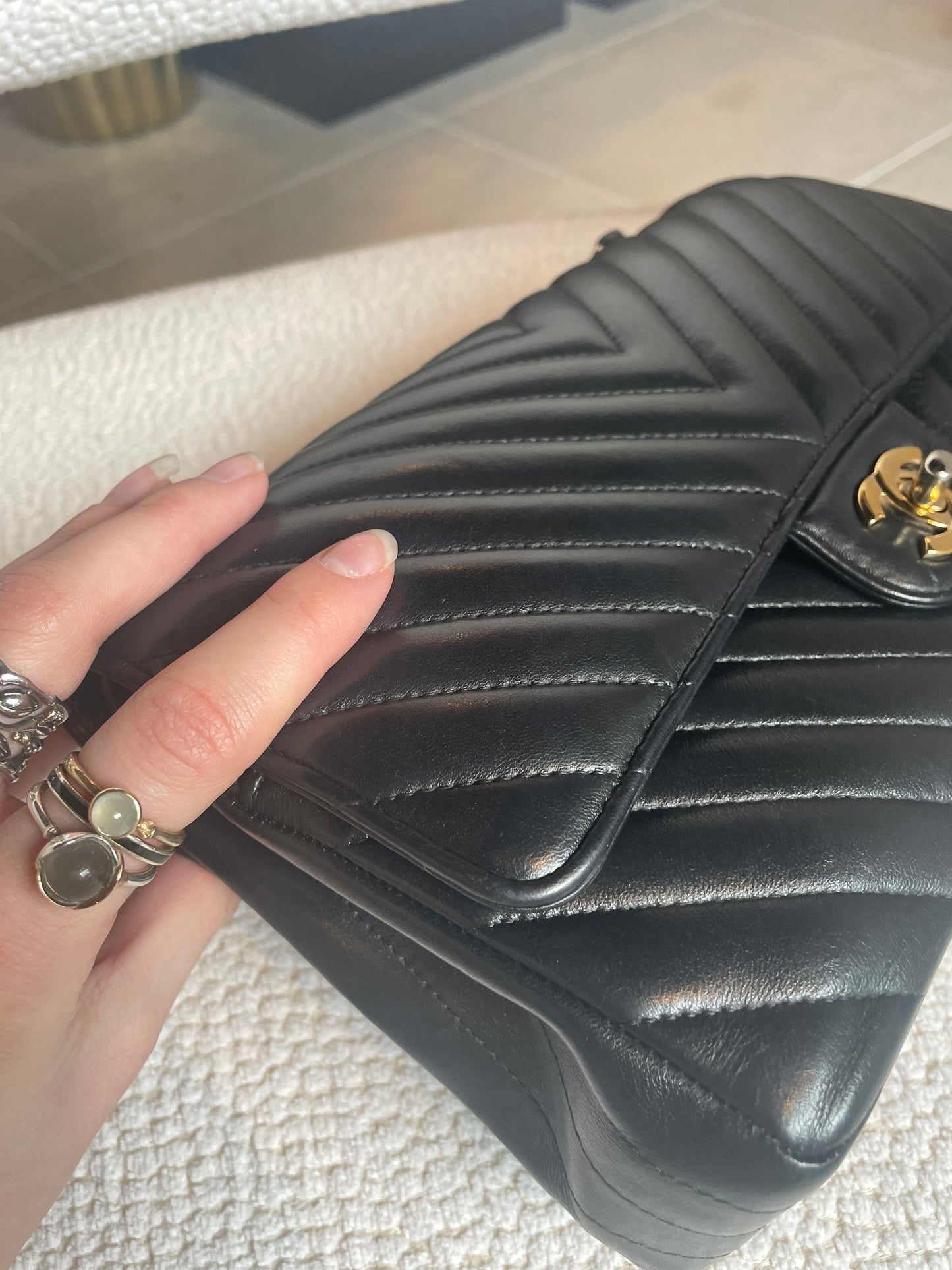Chanel Classic Flap Bag - Medium - Chevron - Guld hardware