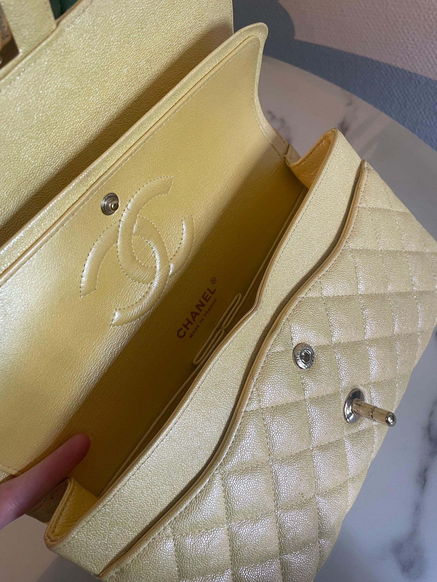Chanel Classic Flap Bag - Medium - Limited Edition - Iridesent gul - Guld hardware