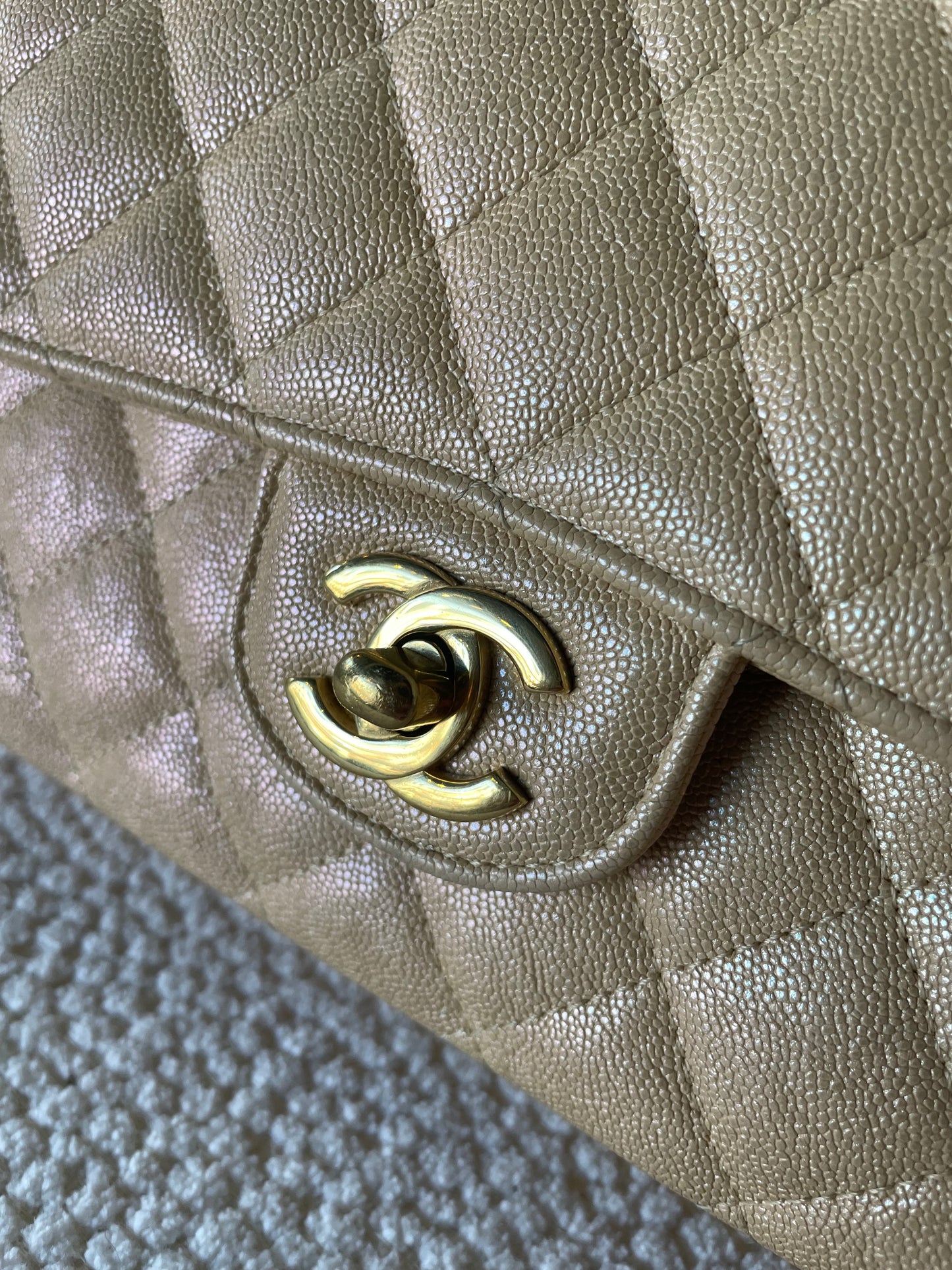Chanel Classic Flap Bag - Medium - Limited Edition - Iridescent beige - Guld hardware