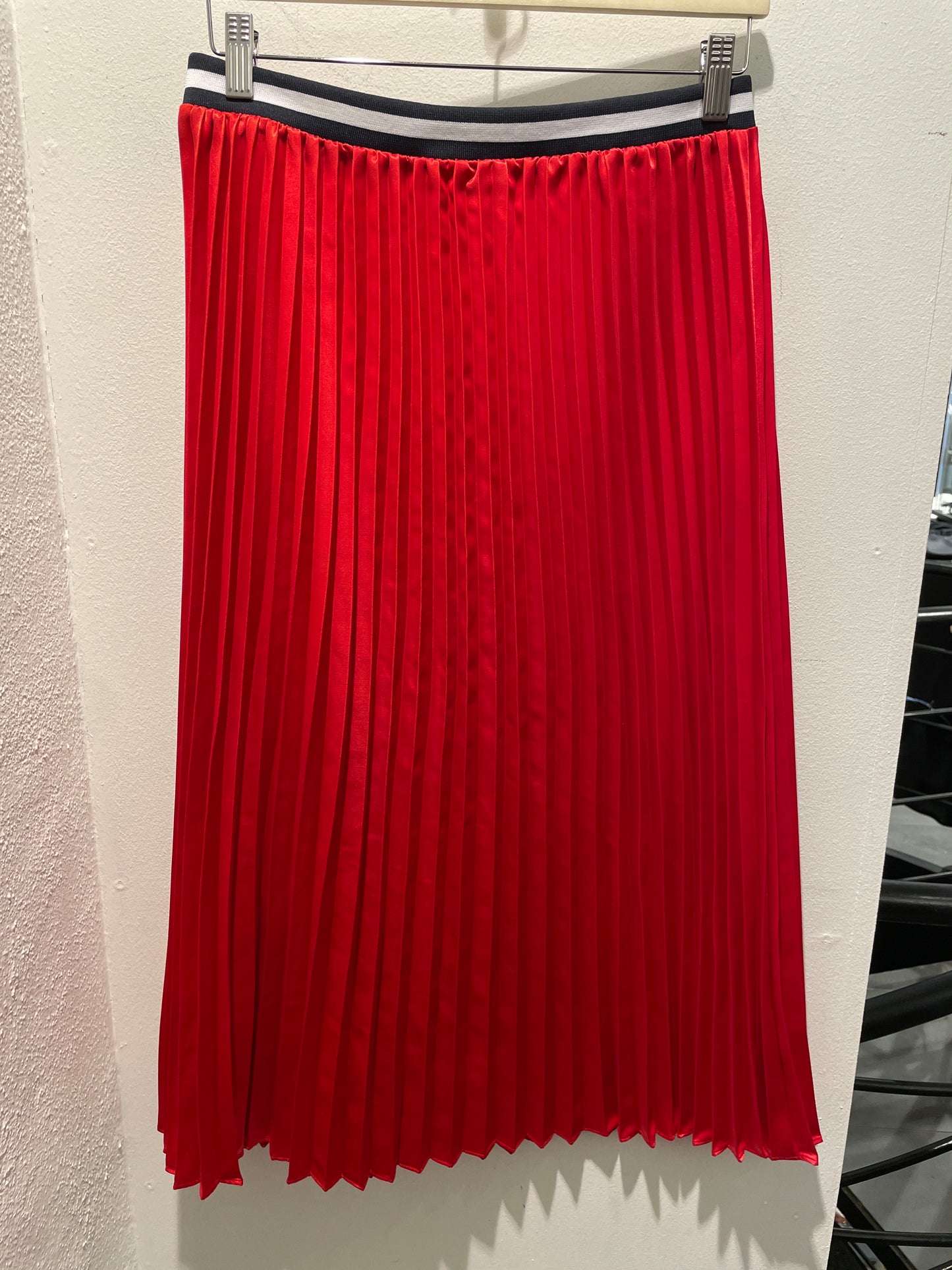 Tommy Hilfiger Pleated Midi Skirt with Sporty Elastic Waistband – Red – L