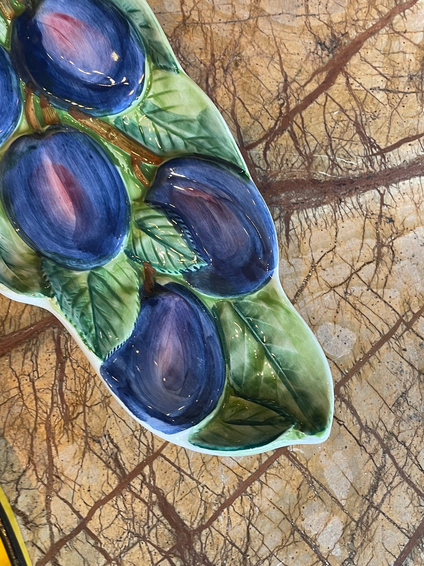 Blomme fad - Håndlavet italiensk porcelæn