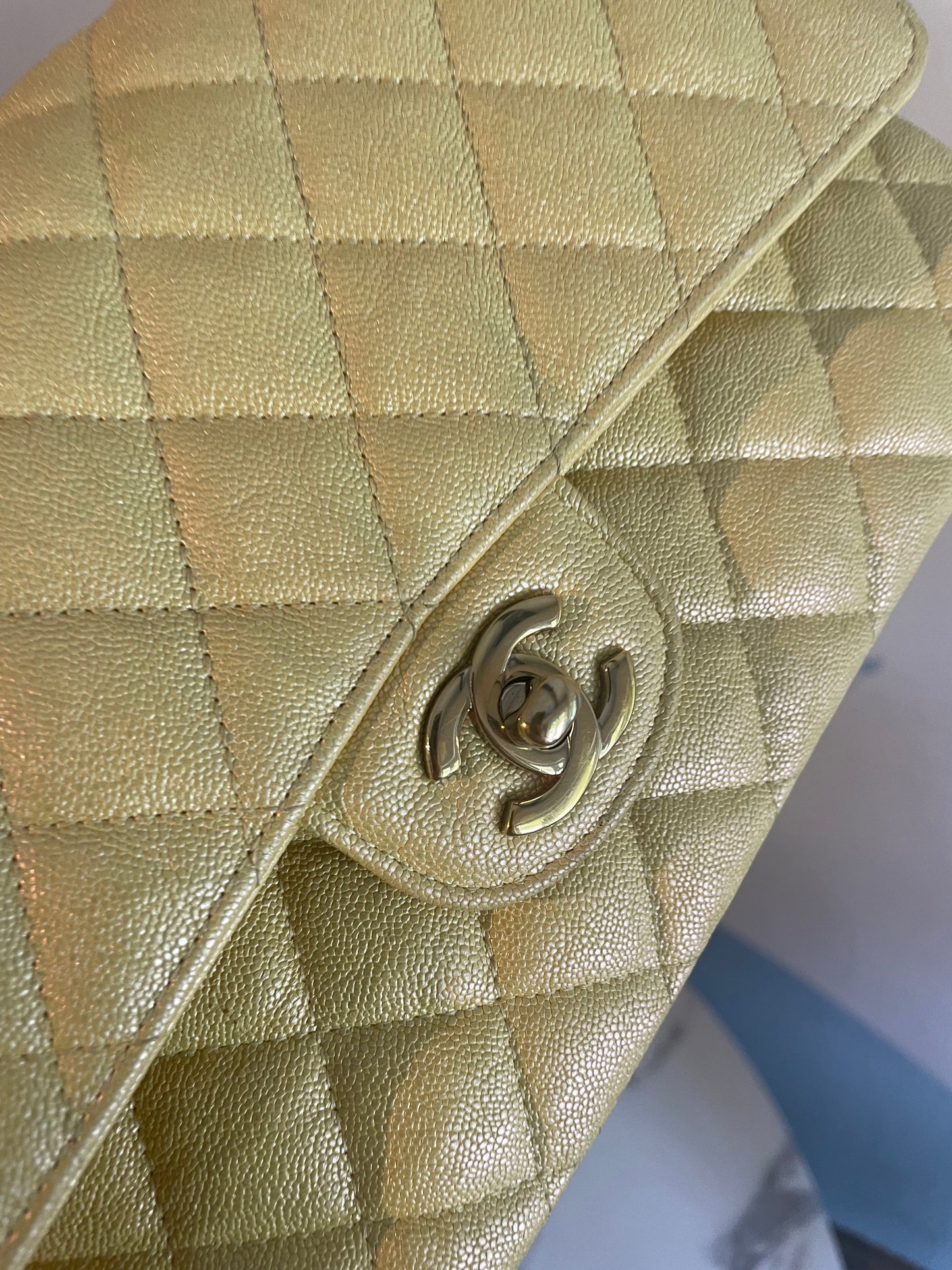 Chanel Classic Flap Bag - Medium - Limited Edition - Iridesent gul - Guld hardware