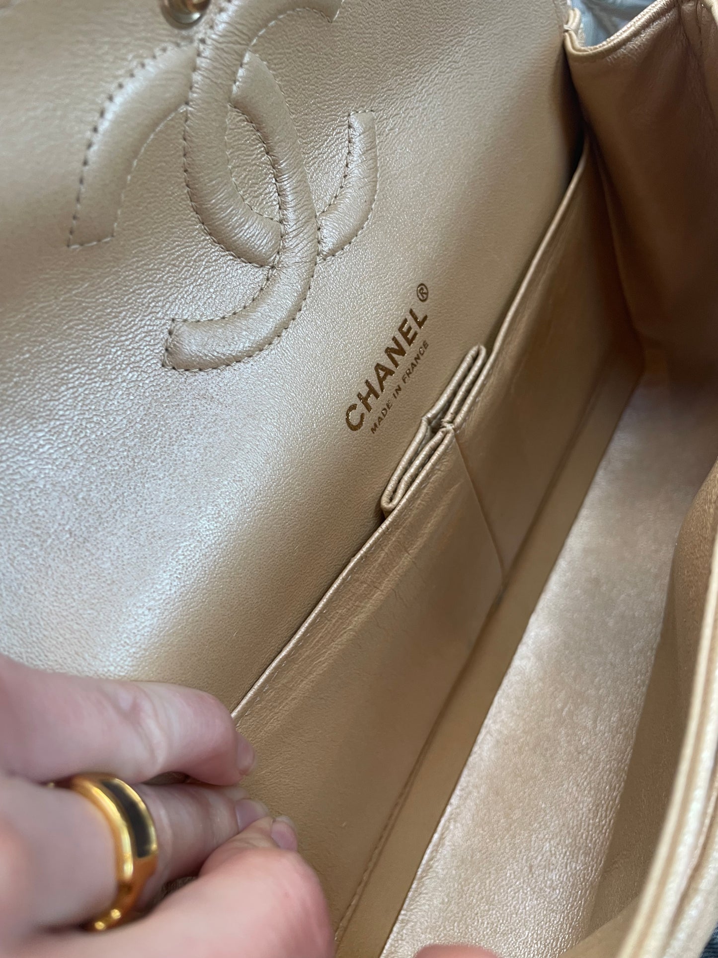 Chanel Classic Flap Bag - Medium - Limited Edition - Iridescent beige - Guld hardware